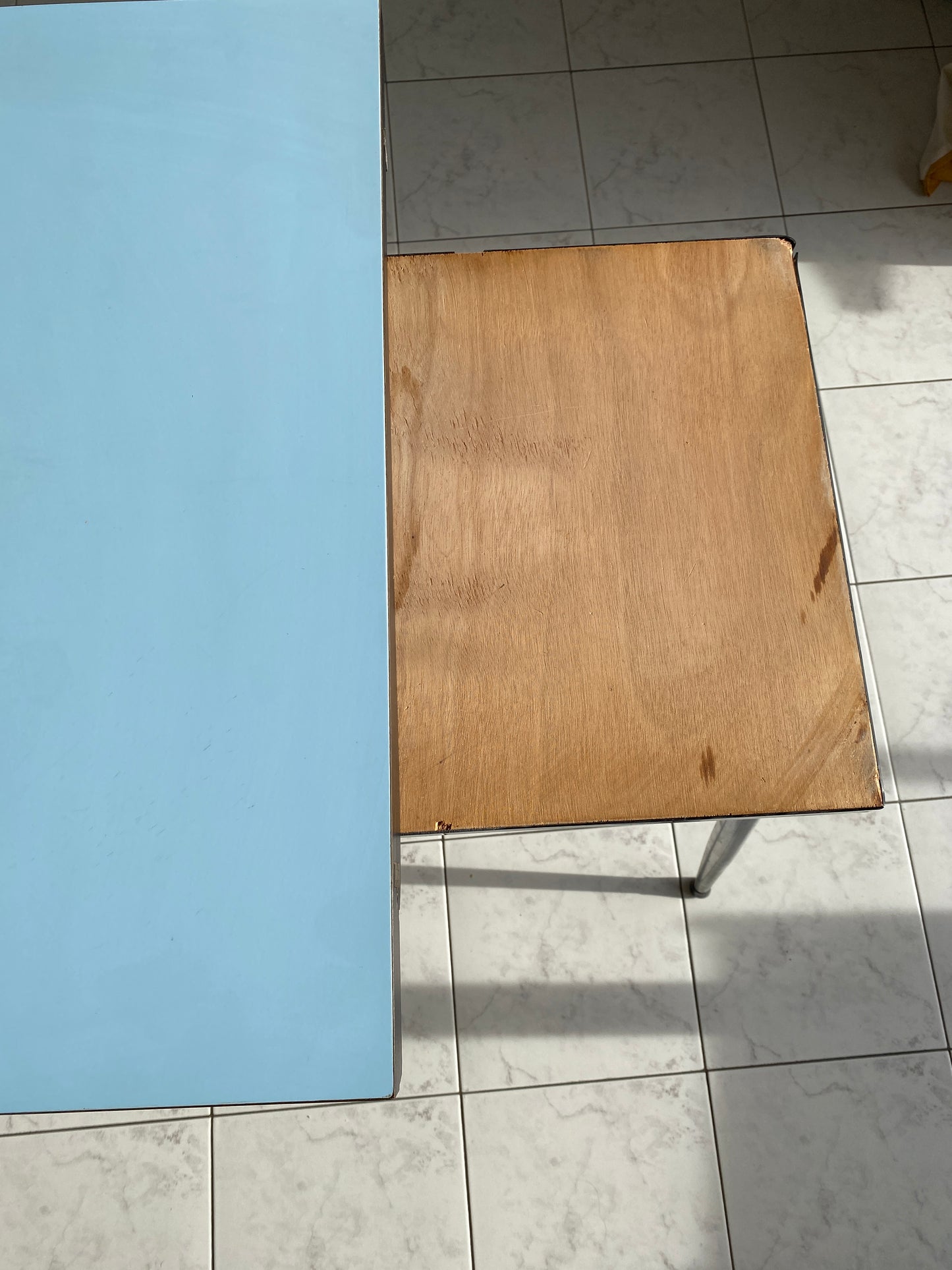 Table en Formica bleu pliante
