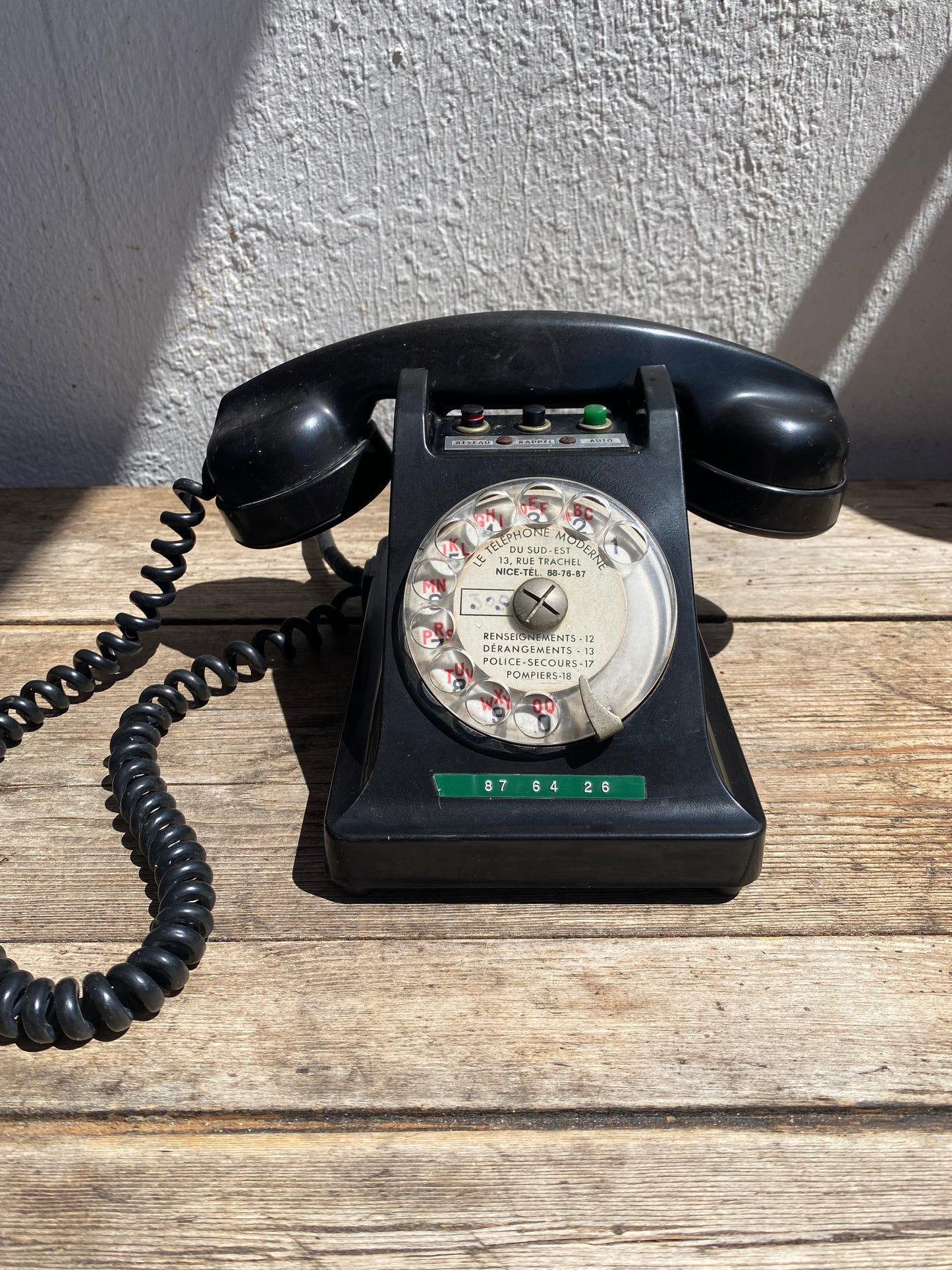 Téléphone à cadran noir vintage
