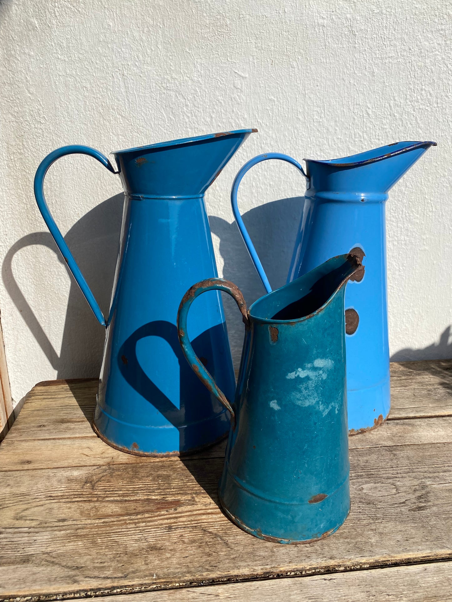 Ancien broc émaillé bleu clair