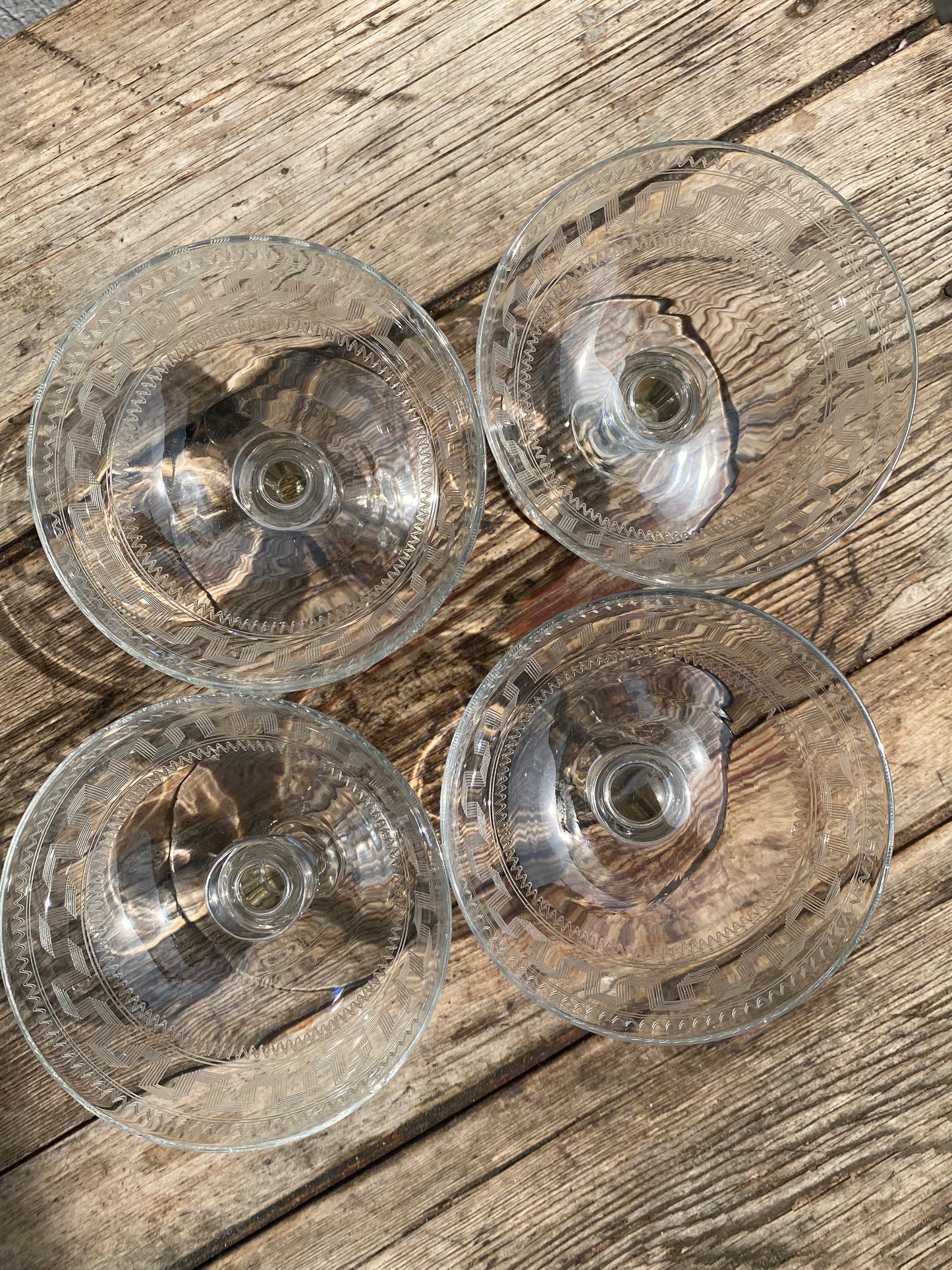 4 verres a champagne en cristal gravé et soufflé