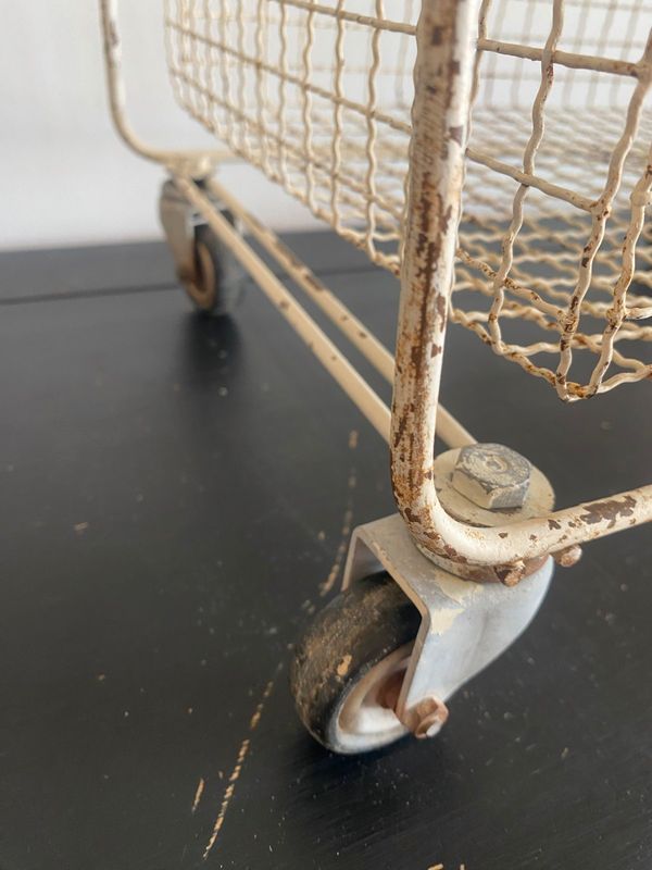 Chariot métallique vintage ou desserte de cuisine à roulettes