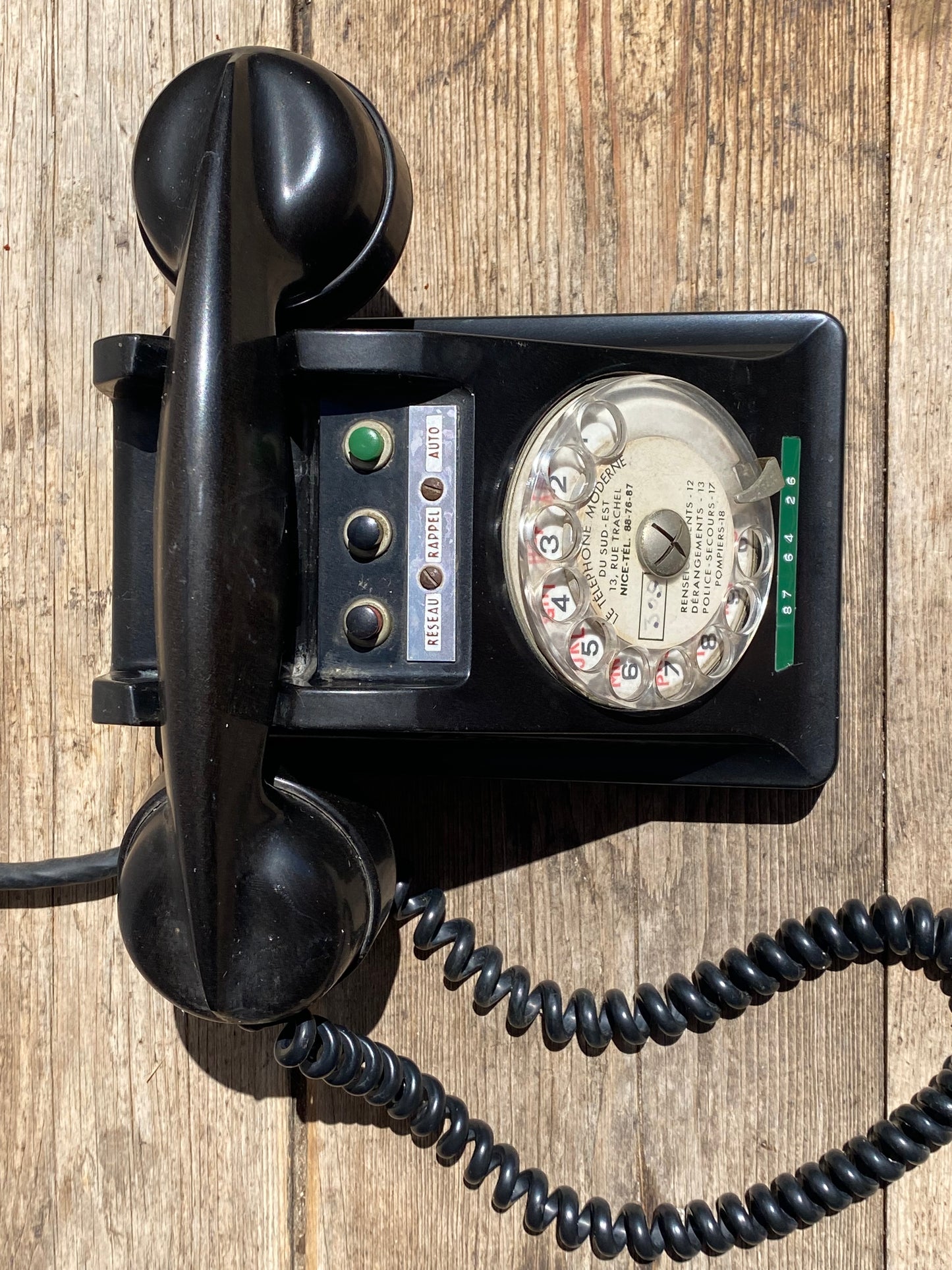 Téléphone à cadran noir vintage