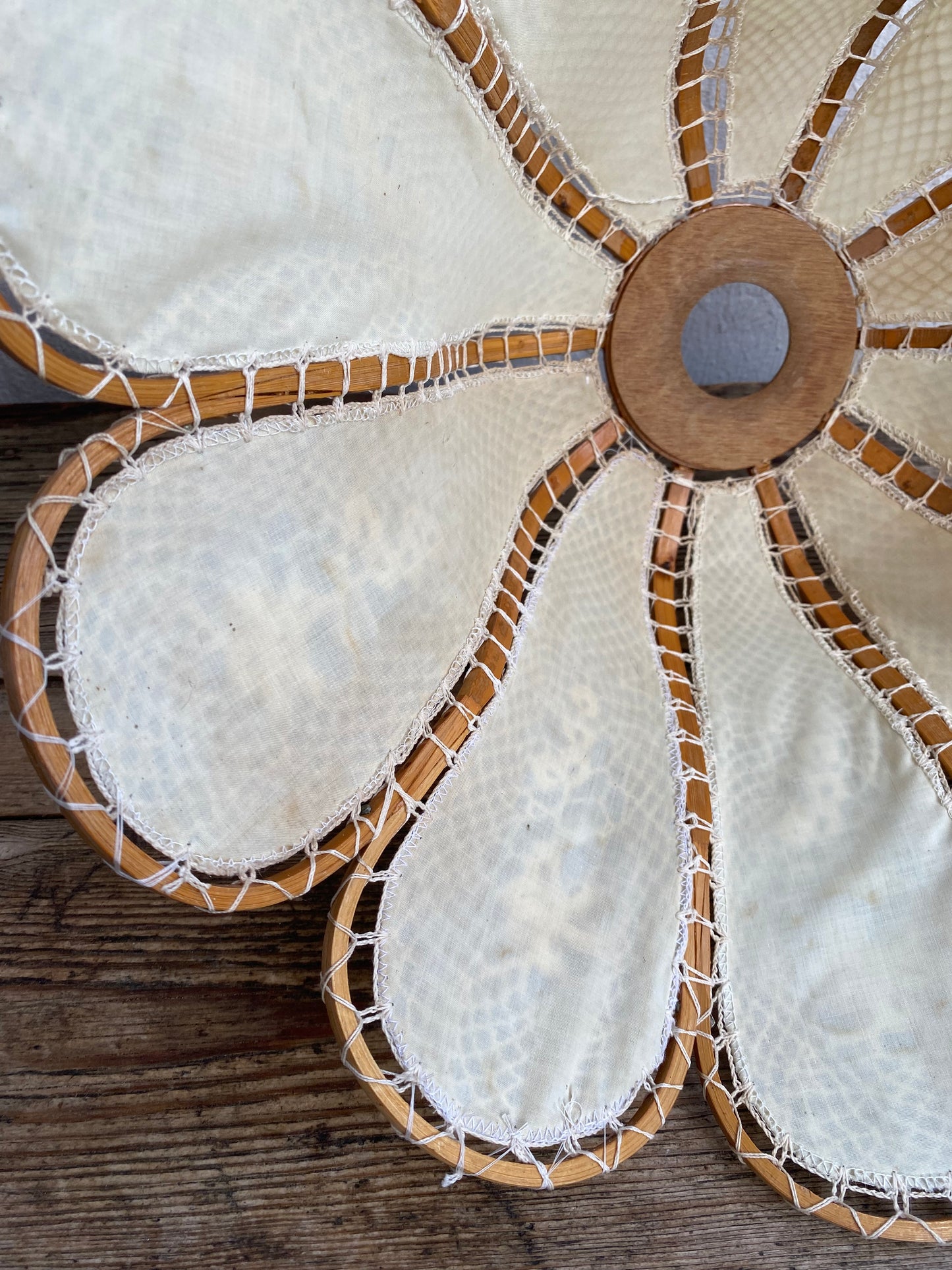 Suspension fleur bois tissu et crochet