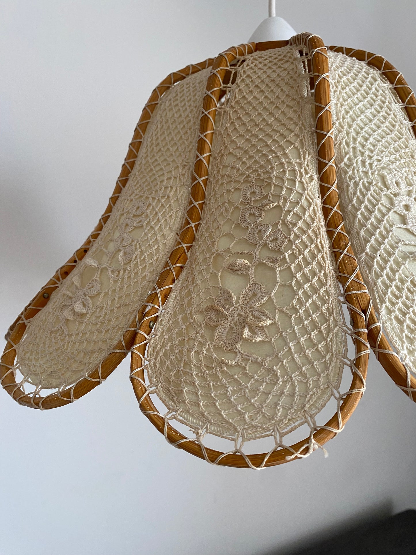 Suspension fleur bois tissu et crochet