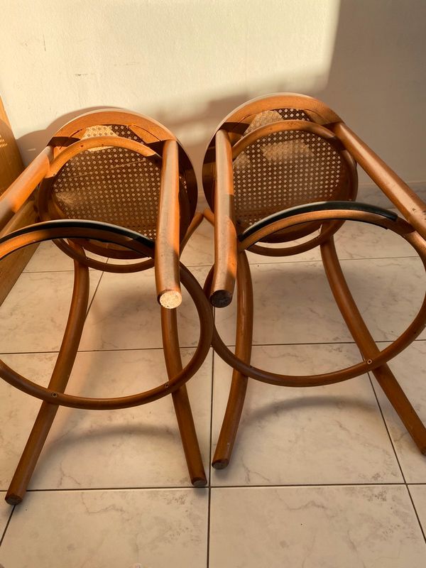 Chaises hautes de bar en cannage