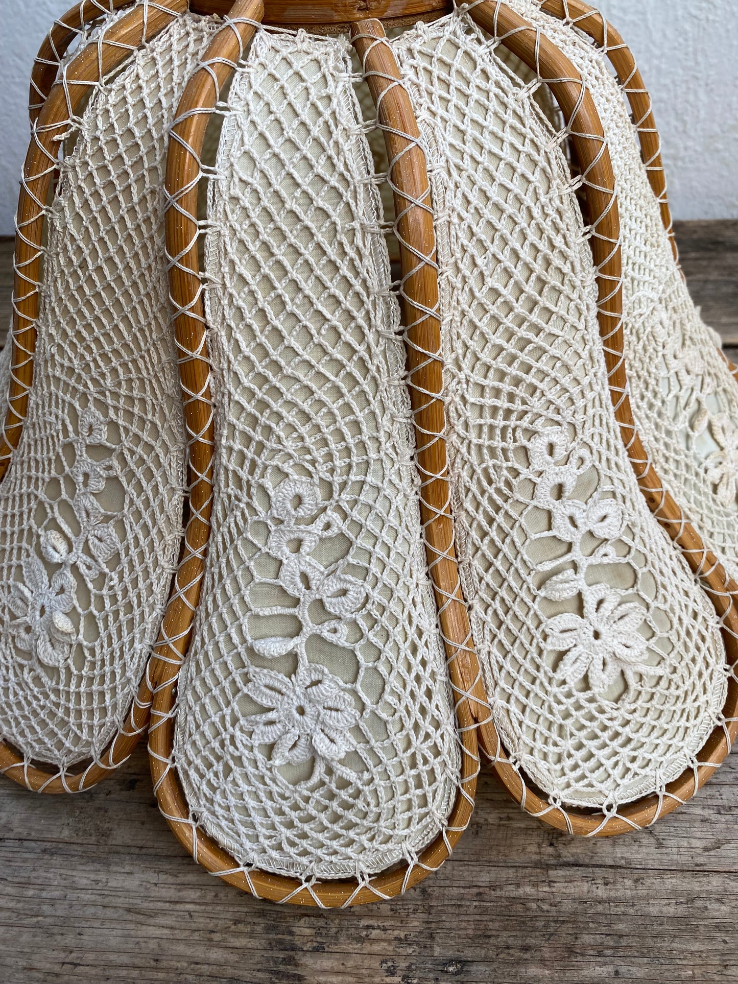 Suspension fleur bois tissu et crochet