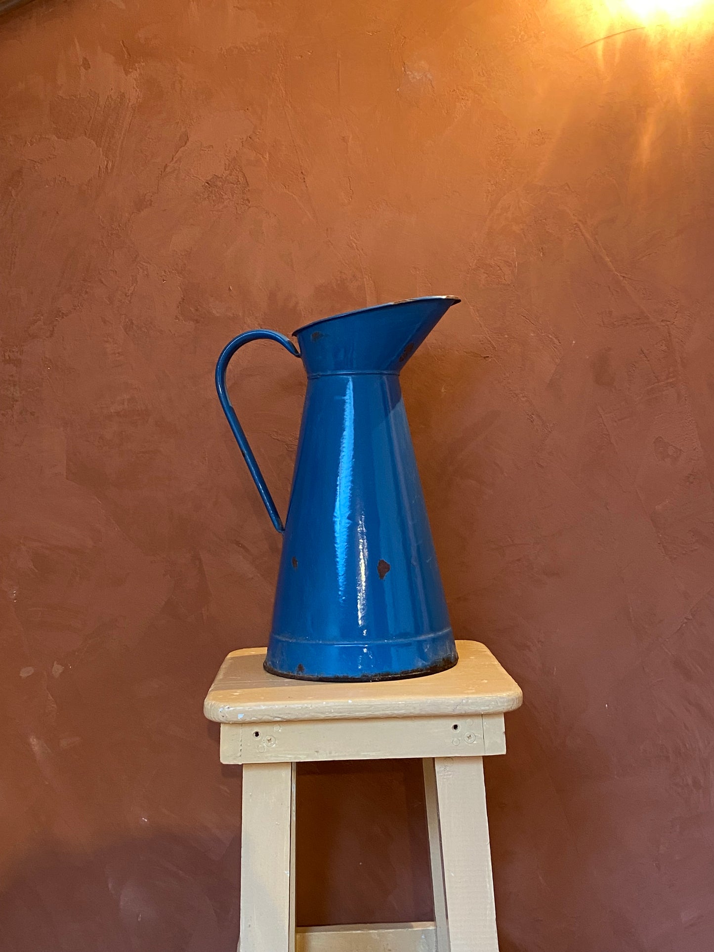 Broc émaillé bleu vintage