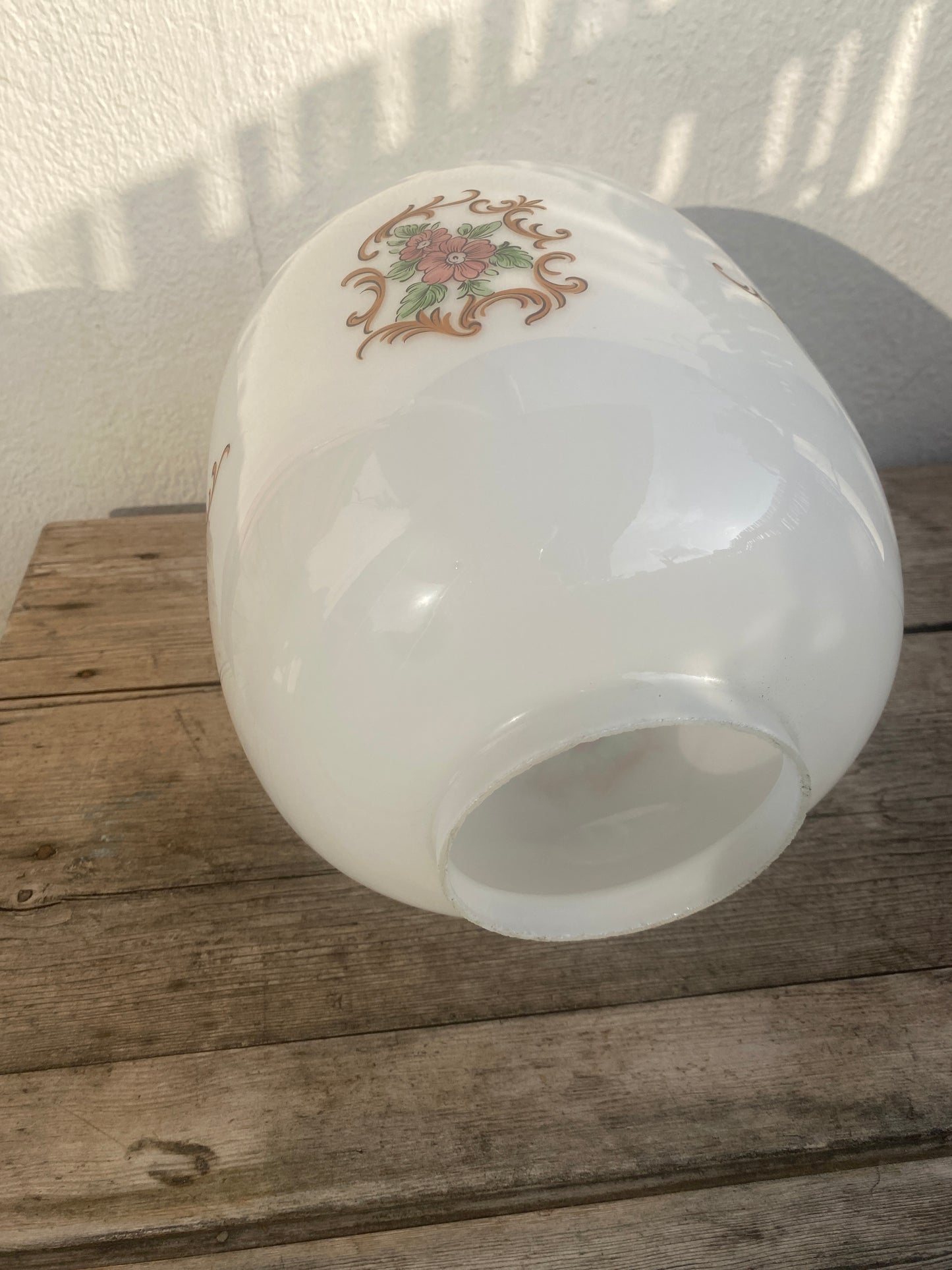 Baladeuse blanche vintage en opaline