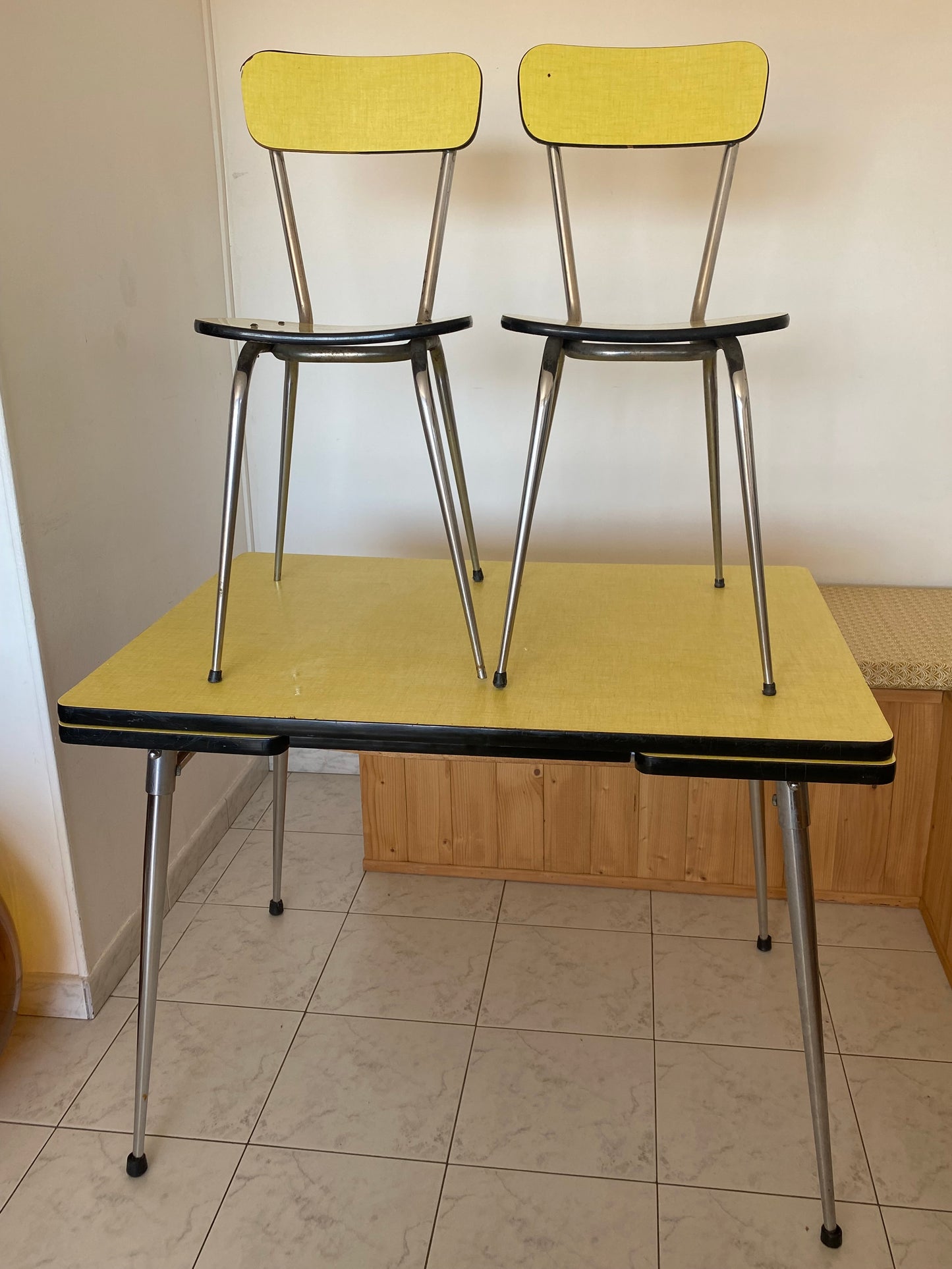 Table et chaises en formica
