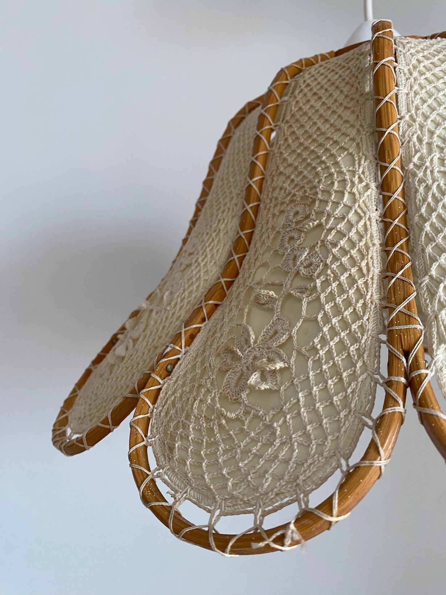 Suspension fleur bois tissu et crochet