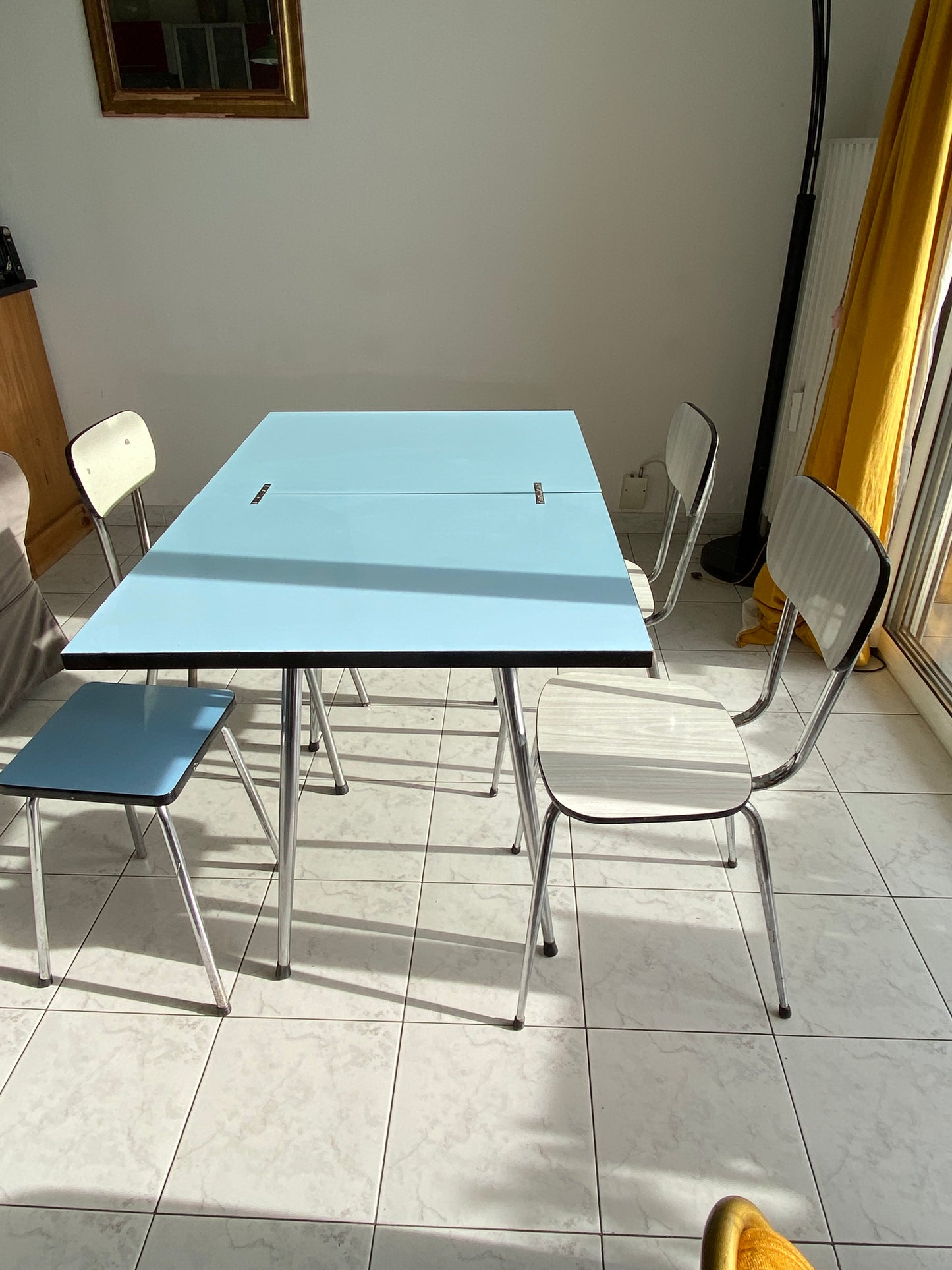 Table en Formica bleu pliante