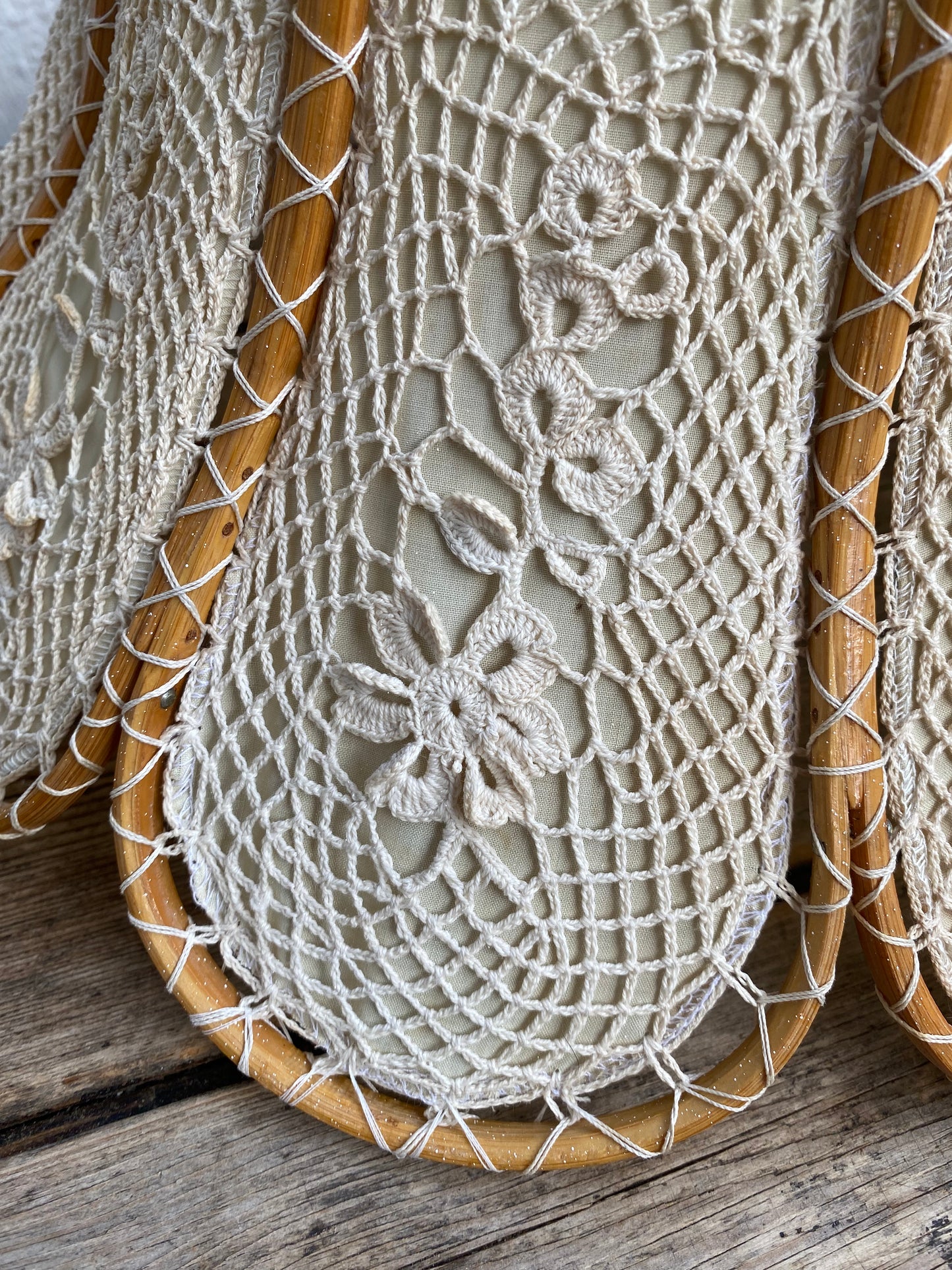 Suspension fleur bois tissu et crochet
