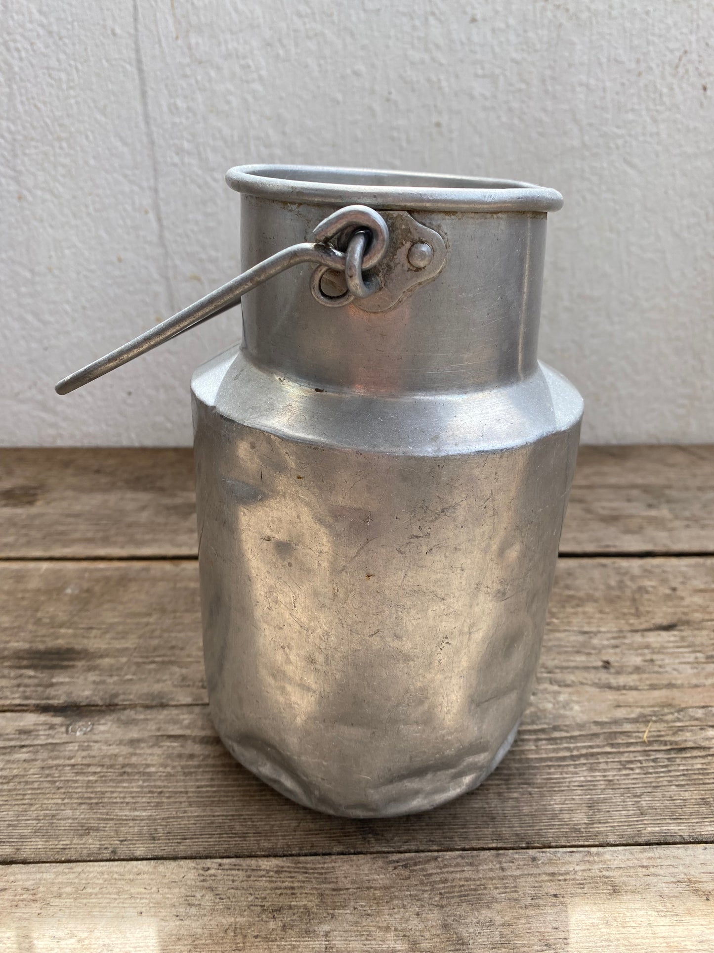 Pot à lait ancien en aluminium