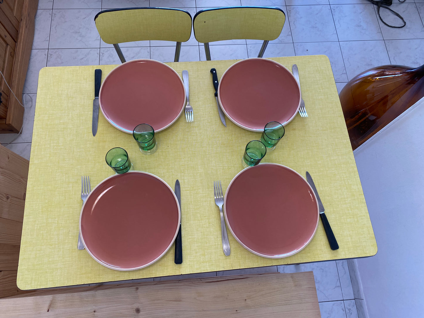Table et chaises en formica
