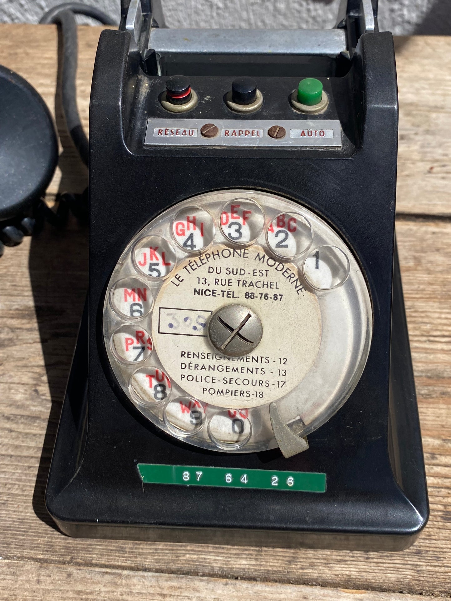 Téléphone à cadran noir vintage