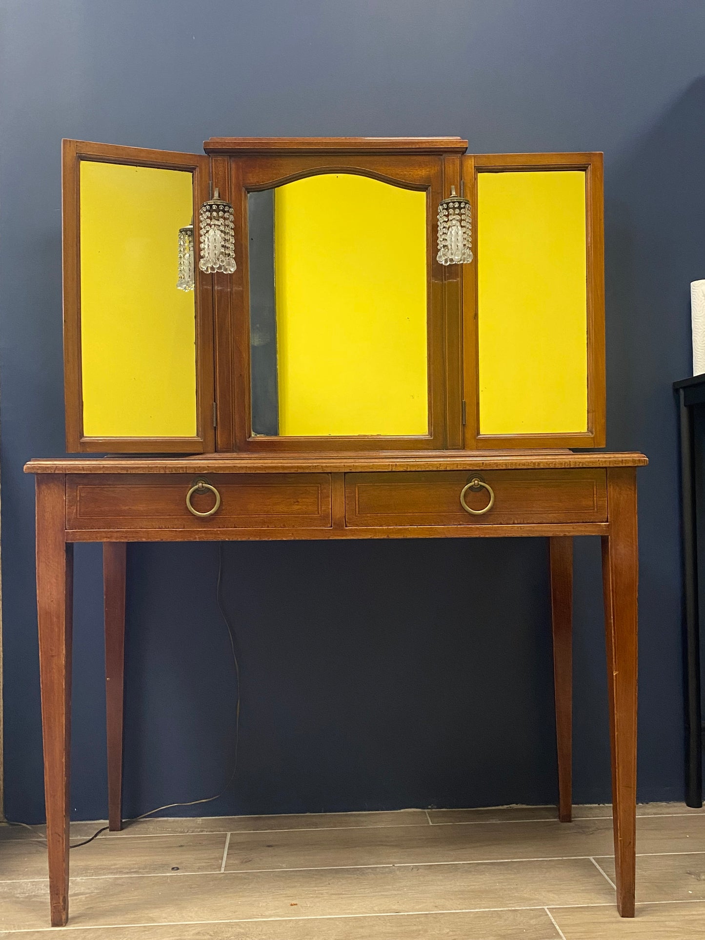 Coiffeuse vintage, miroir triptyque et lampes pampilles