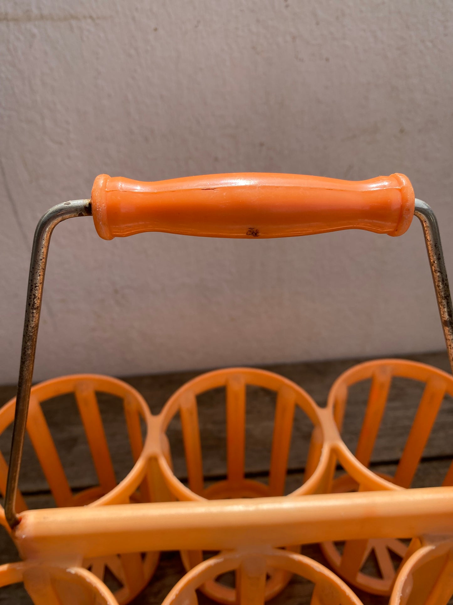 Porte bouteille vintage orange en plastique