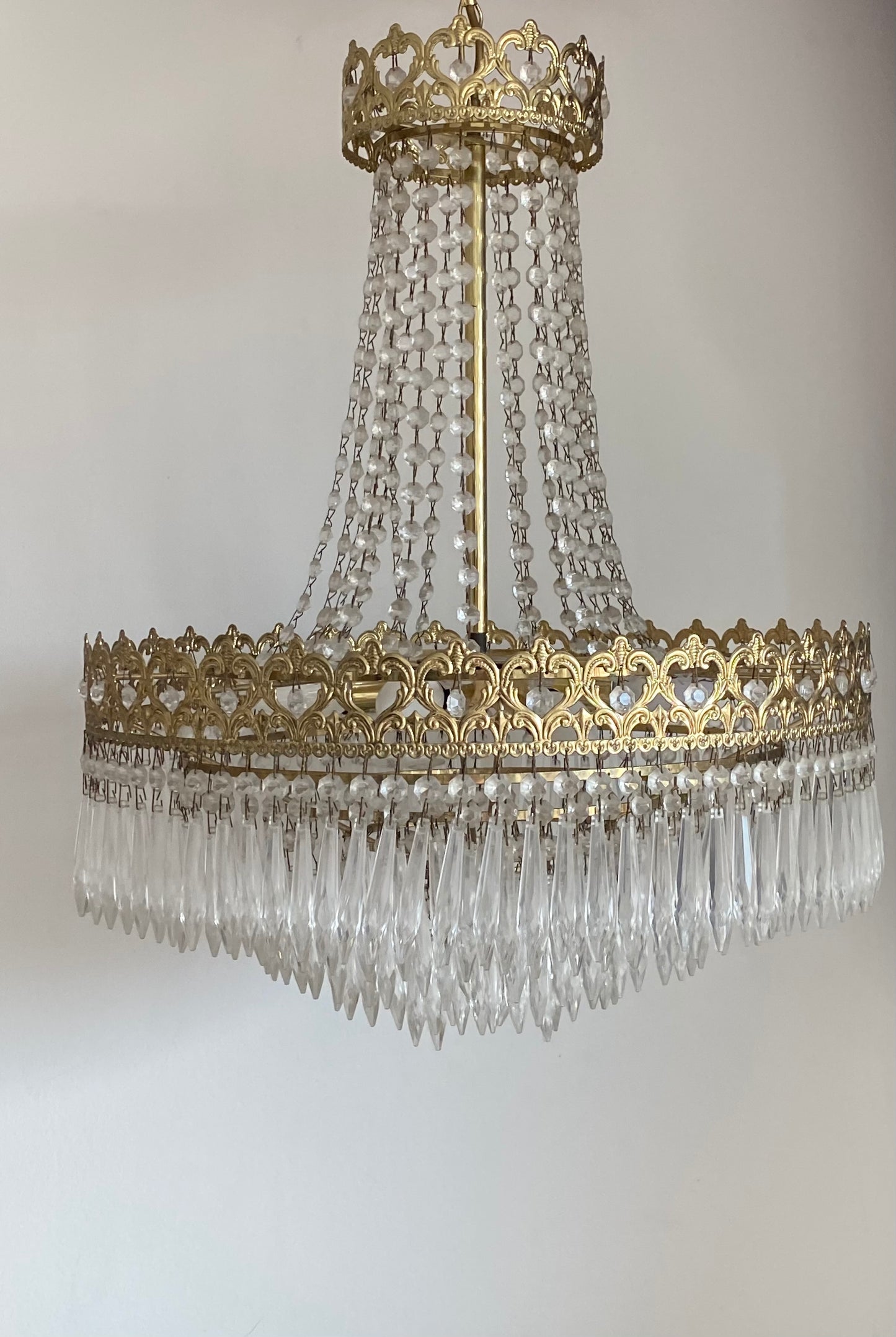Lustre montgolfière laiton et pampilles