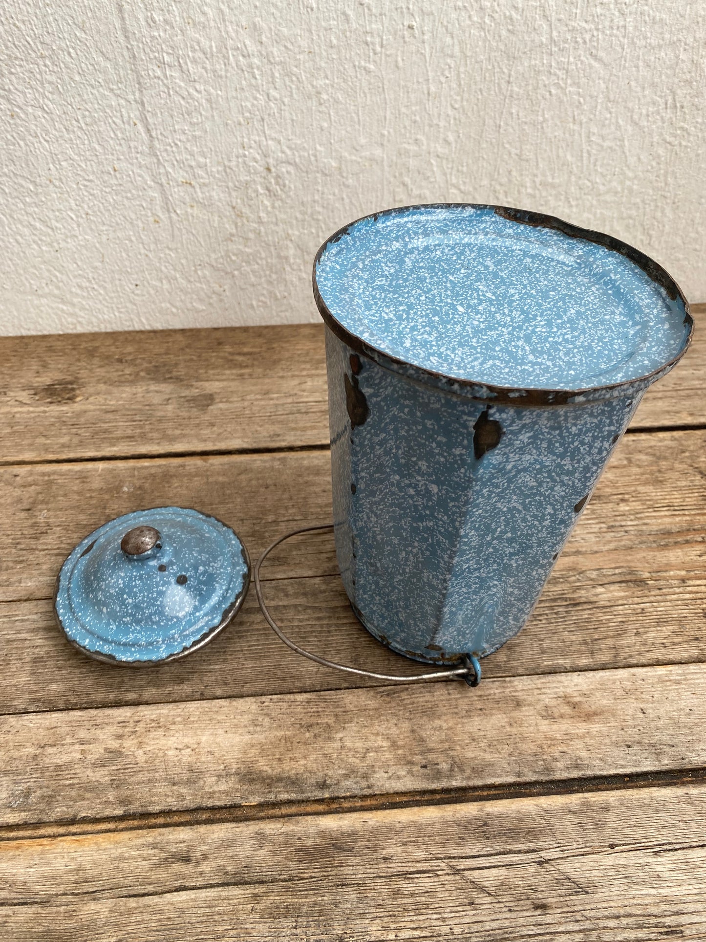 Pot à lait émaillé bleu vintage