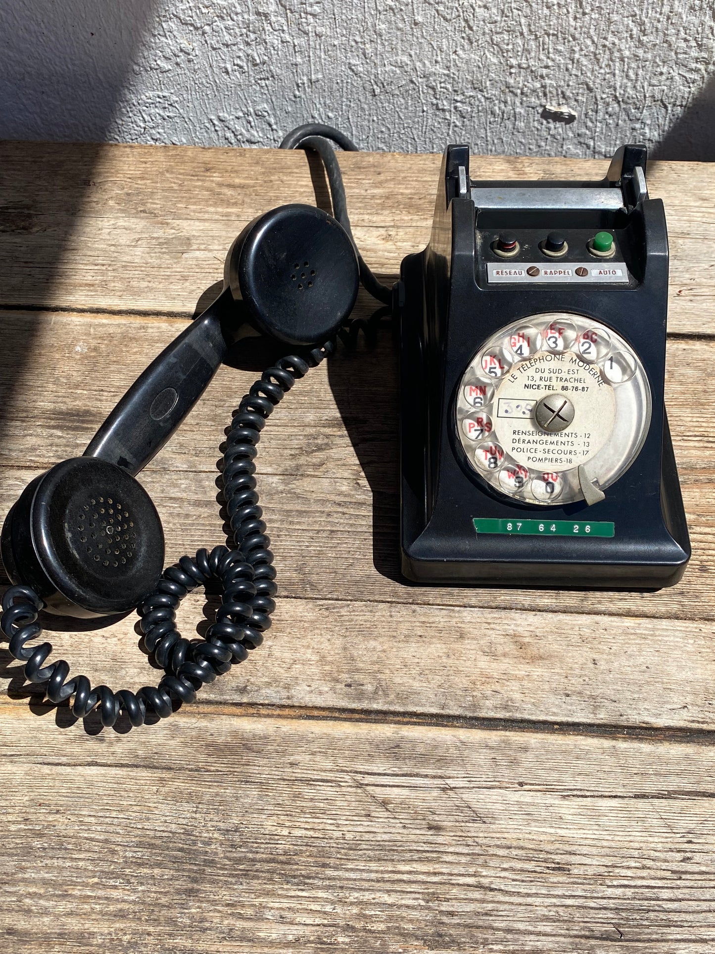 Téléphone à cadran noir vintage
