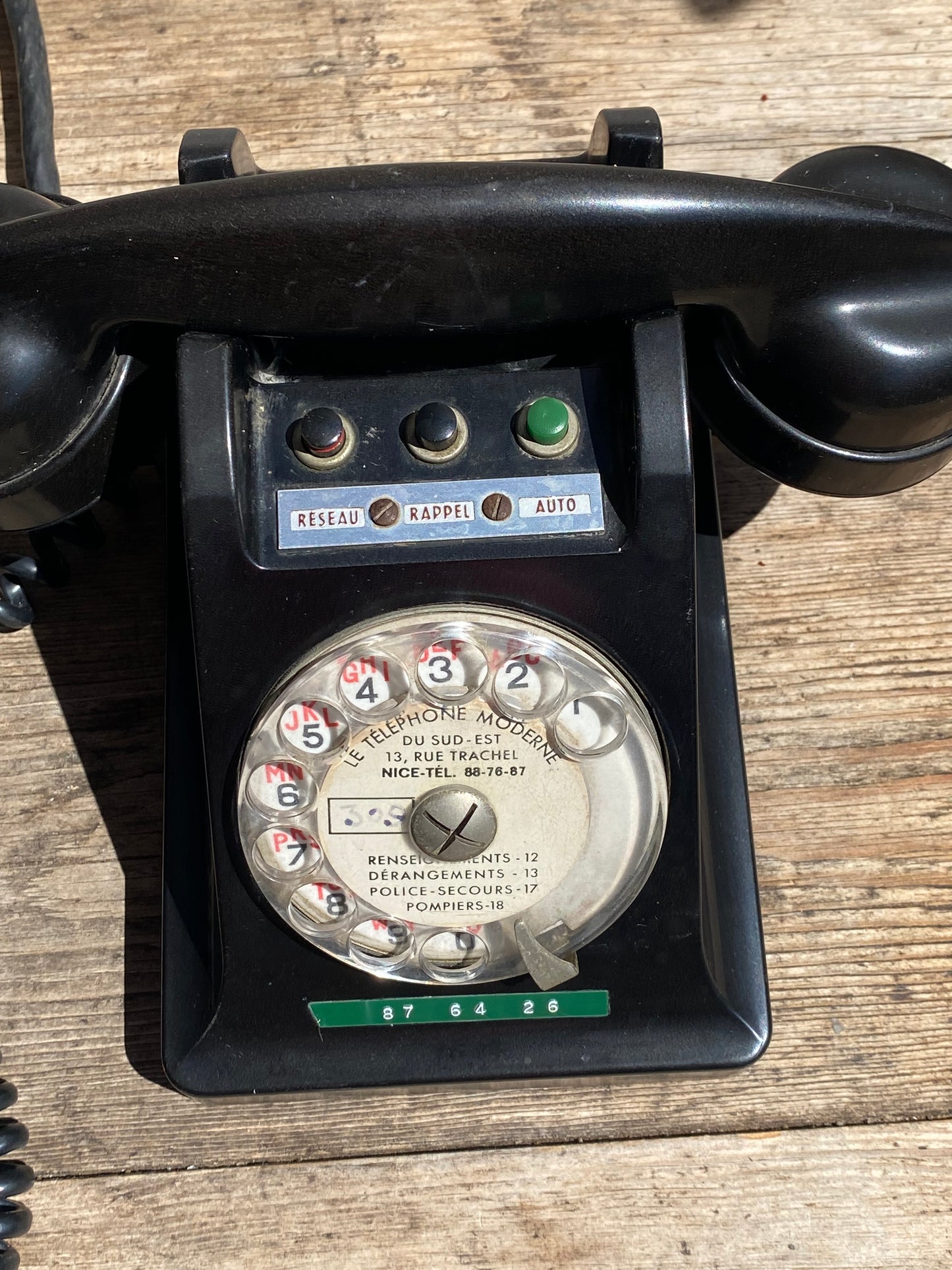 Téléphone à cadran noir vintage