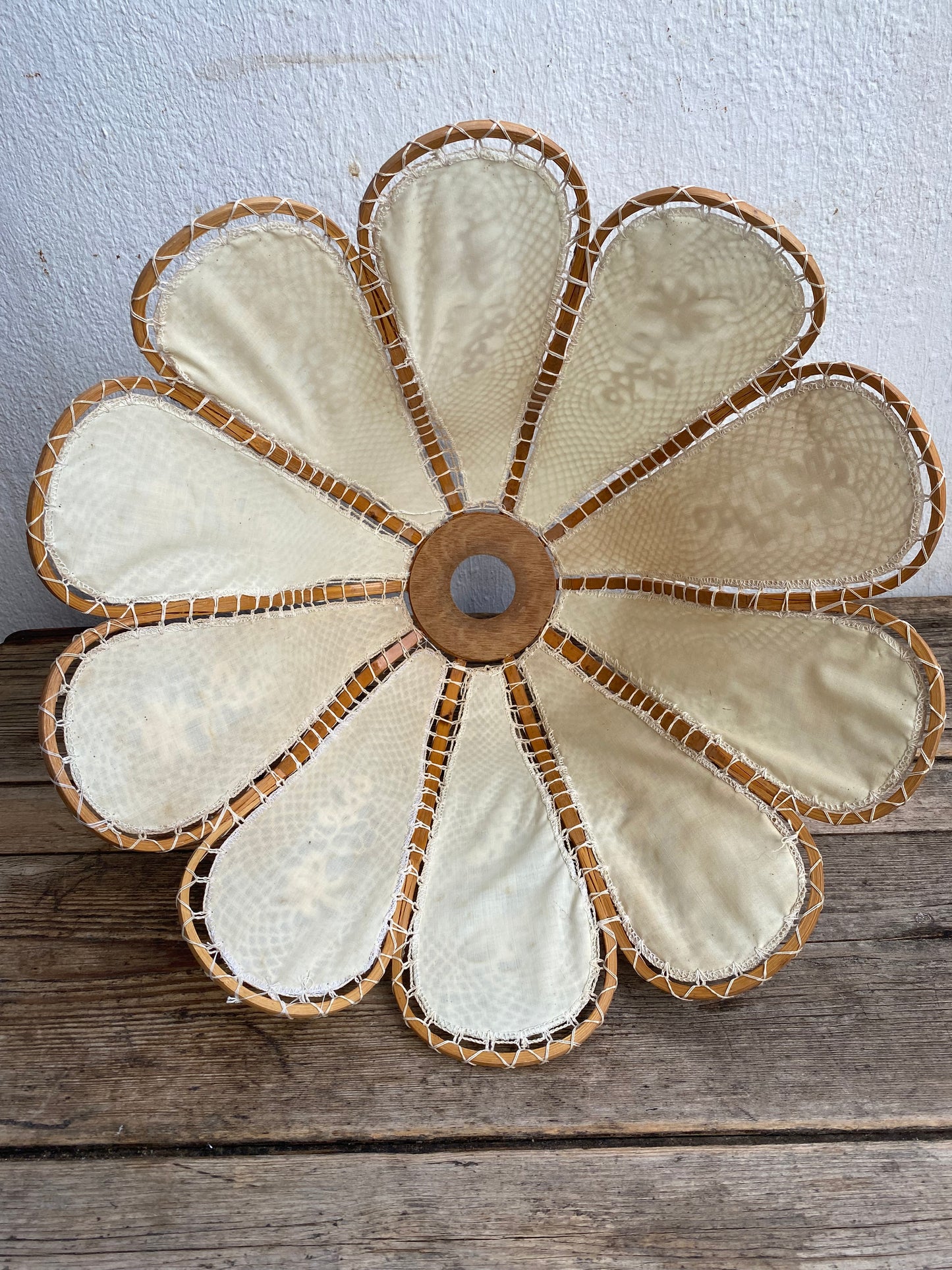 Suspension fleur bois tissu et crochet