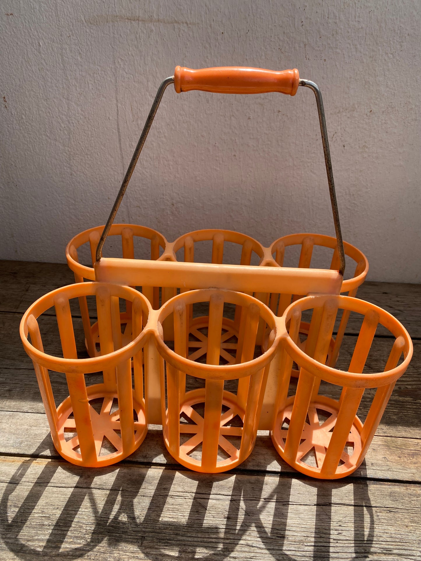 Porte bouteille vintage orange en plastique