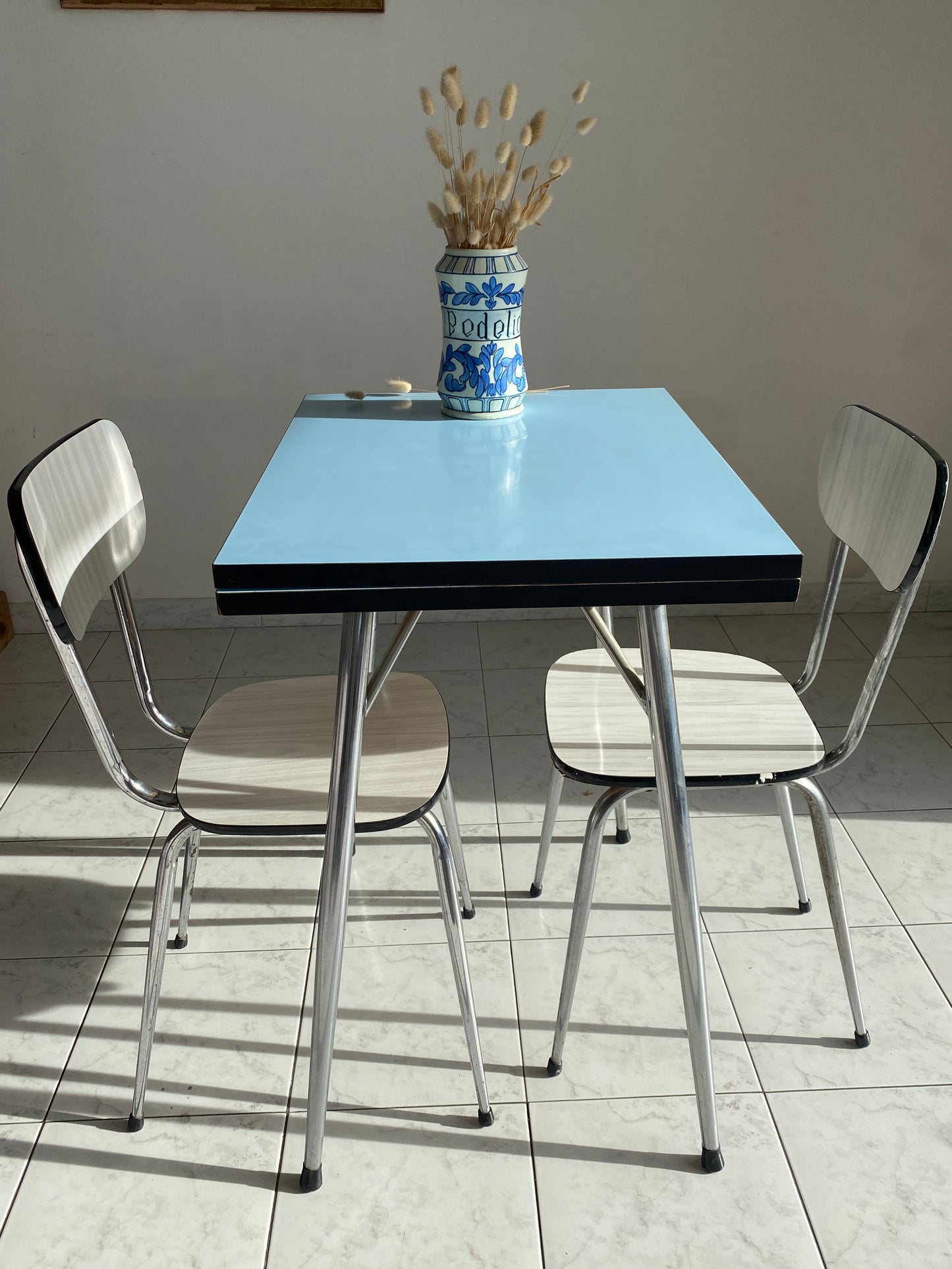 Table en Formica bleu pliante