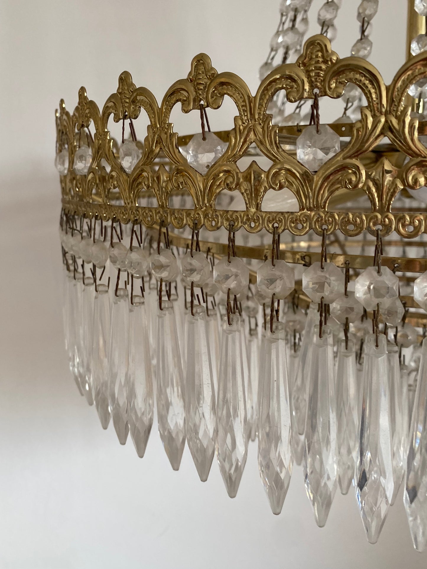 Lustre montgolfière laiton et pampilles