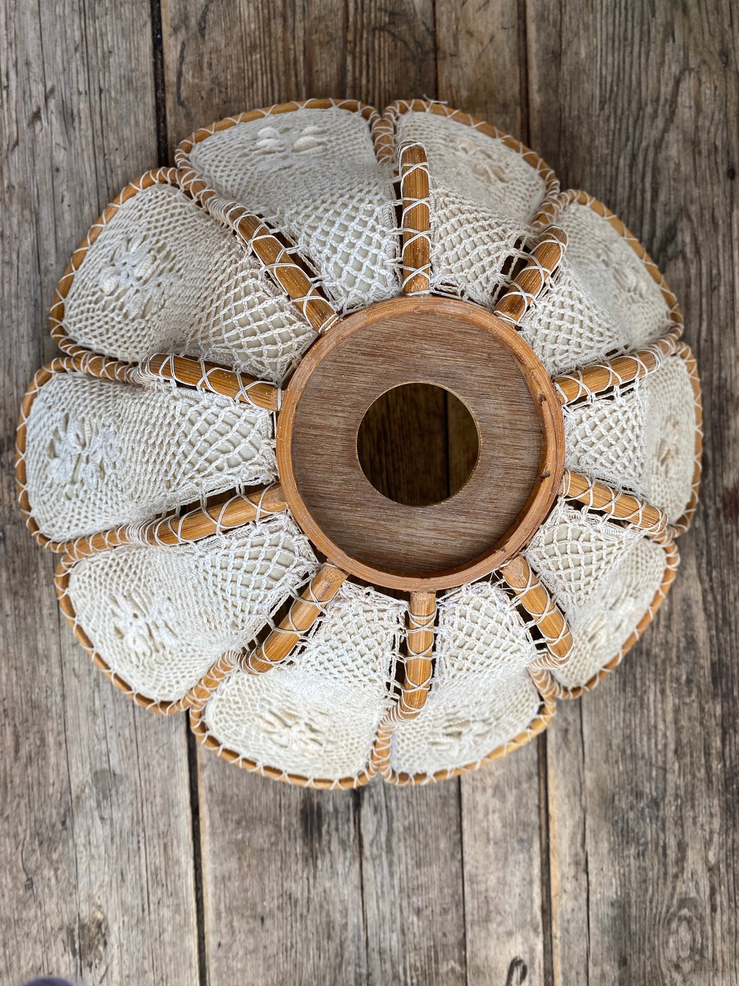 Suspension fleur bois tissu et crochet