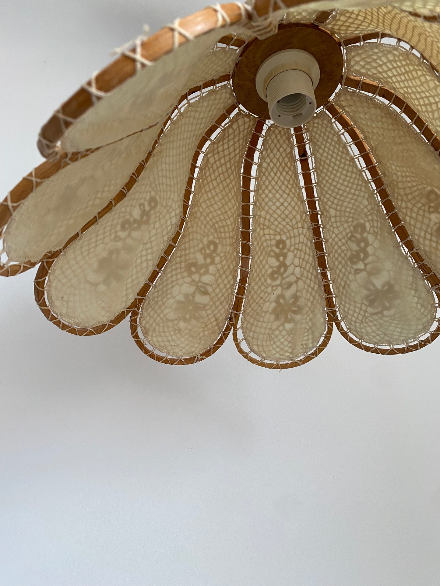 Suspension fleur bois tissu et crochet