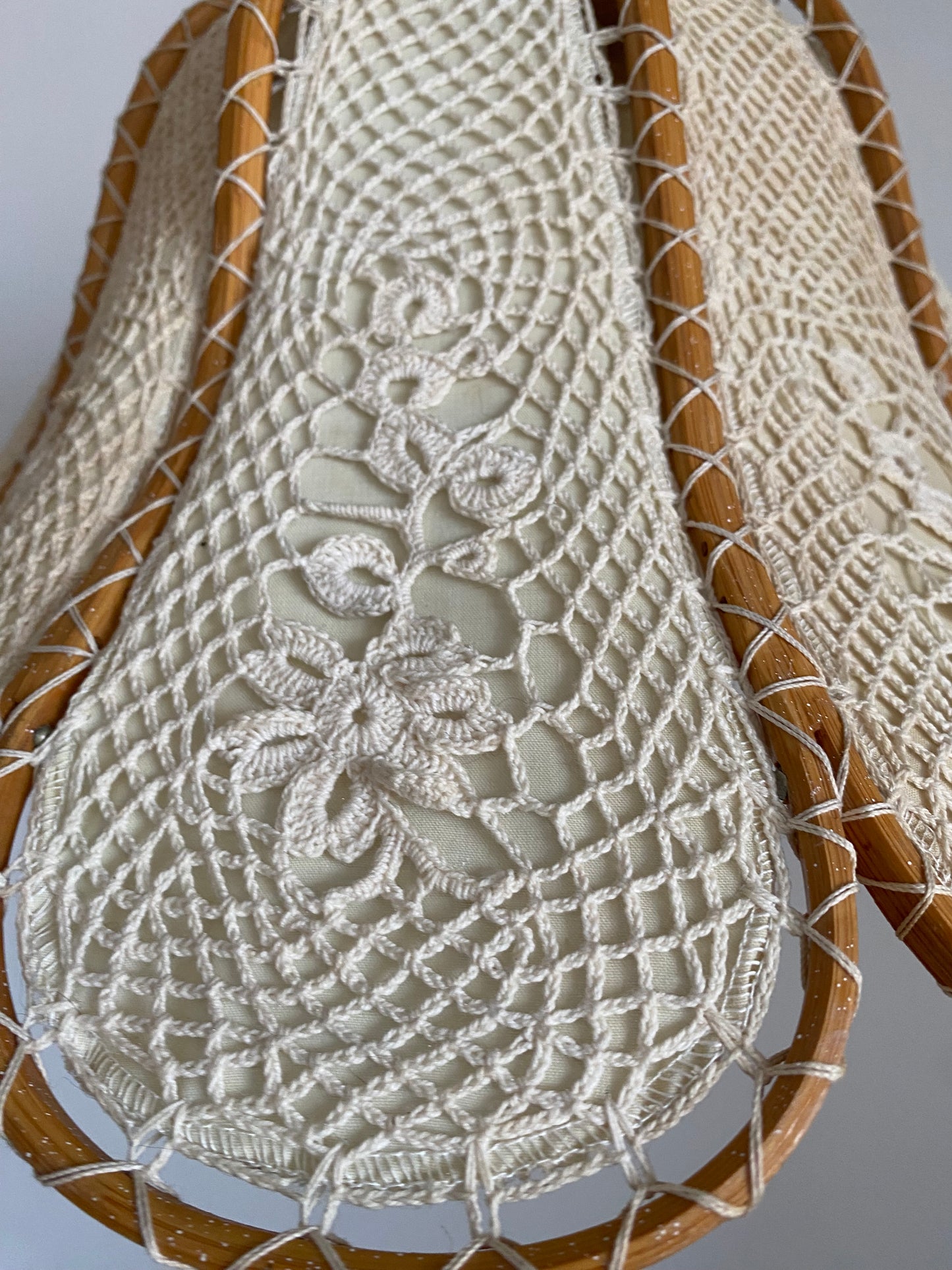 Suspension fleur bois tissu et crochet