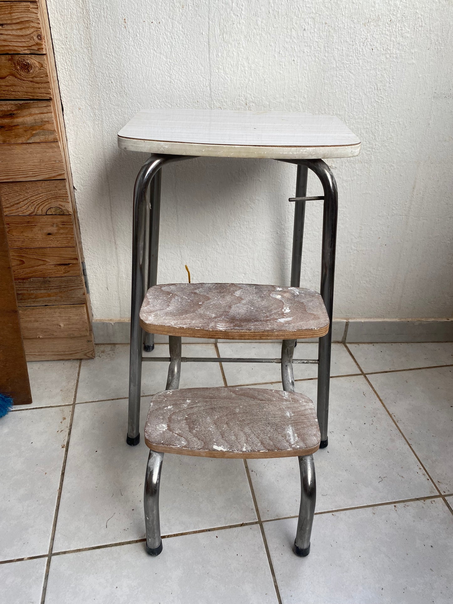 Tabouret escabeau escamotable Formica