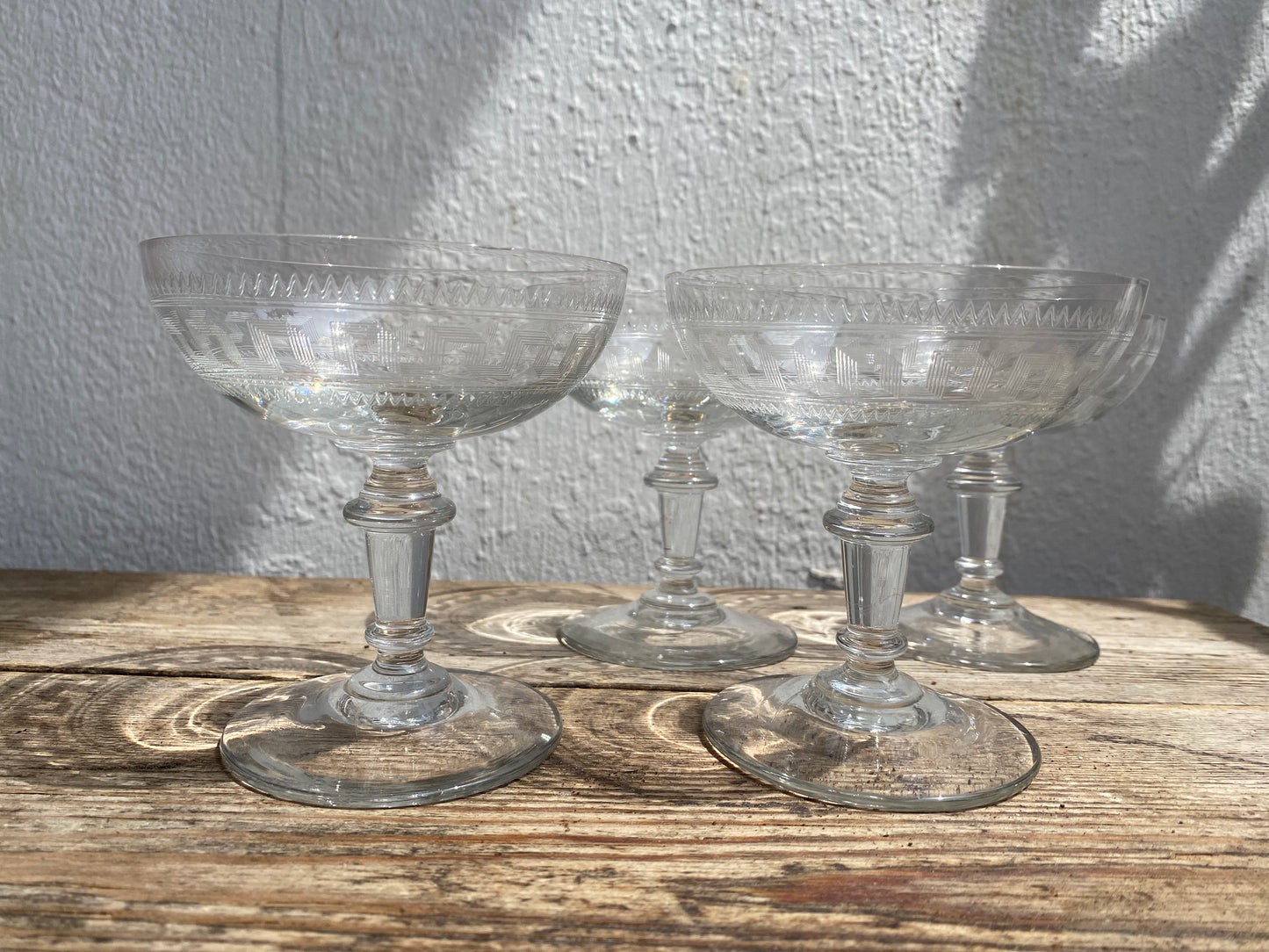 4 verres a champagne en cristal gravé et soufflé