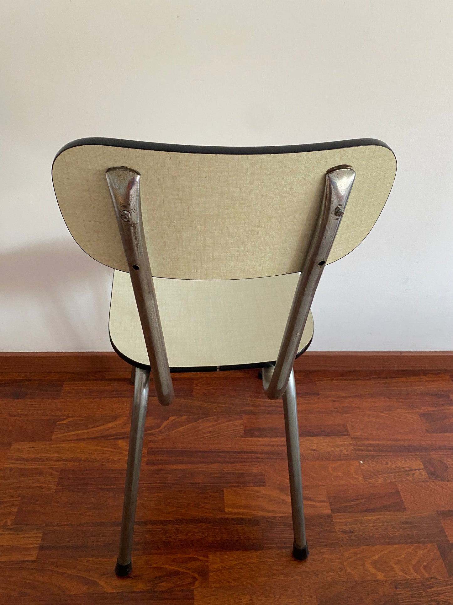 Chaise en formica blanc
