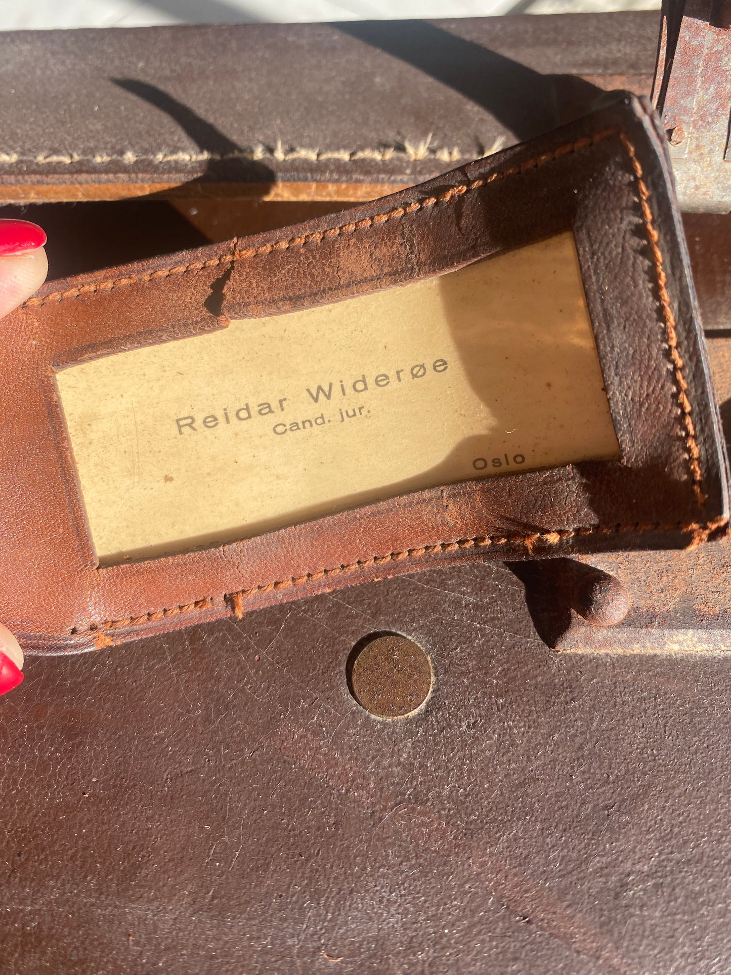 Valise vintage avec autocollants