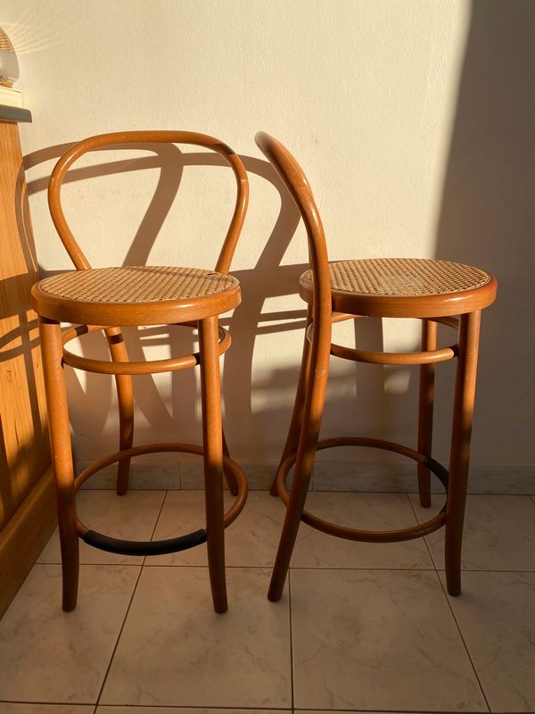Chaises hautes de bar en cannage