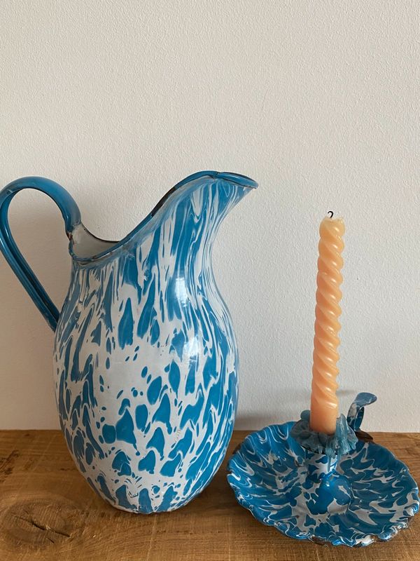 Broc pichet émaillé bleu et blanc