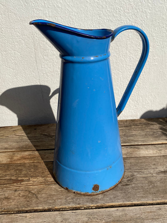 Ancien broc émaillé bleu clair