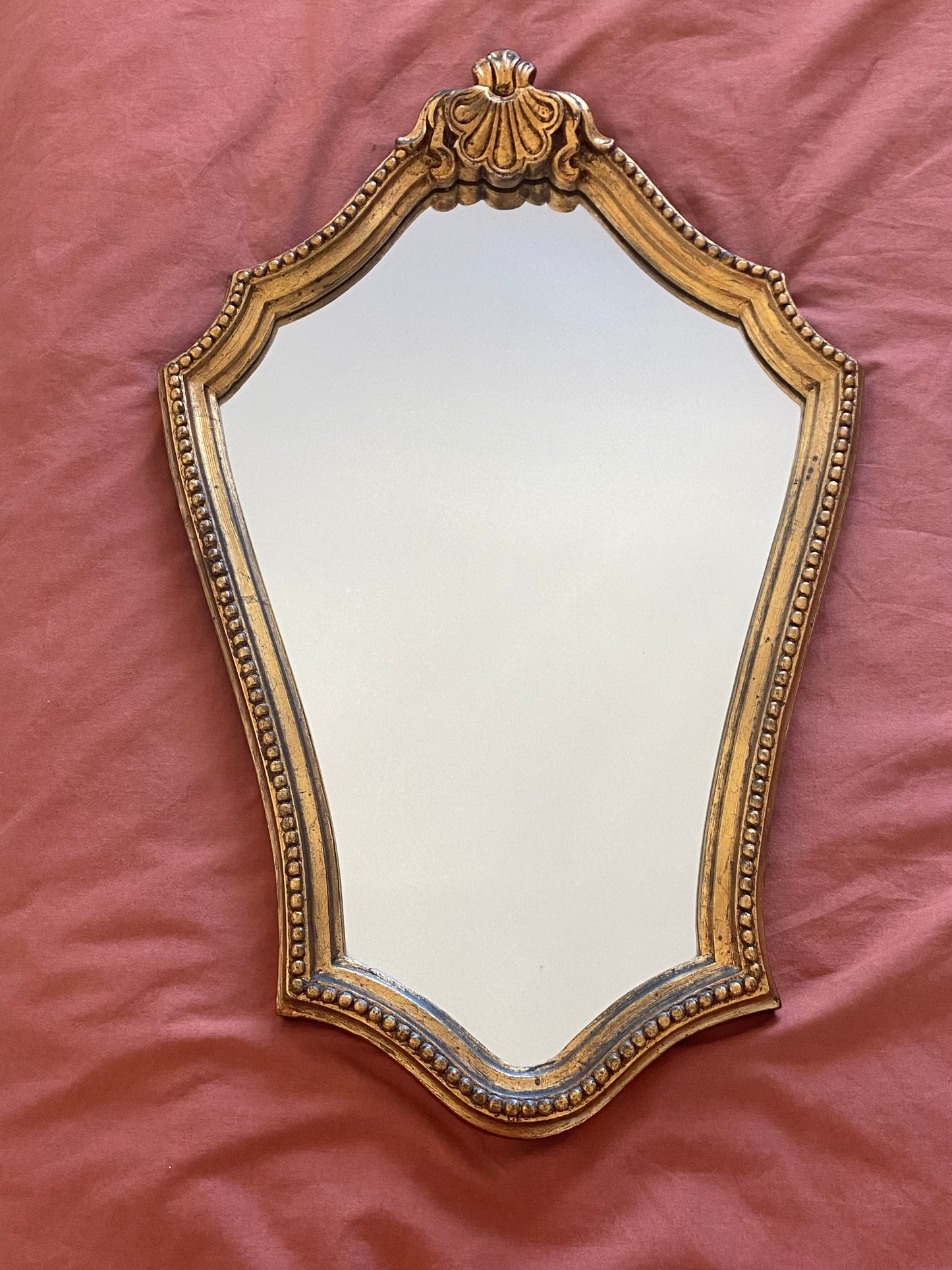 Miroir perlé coquille Louis XV
