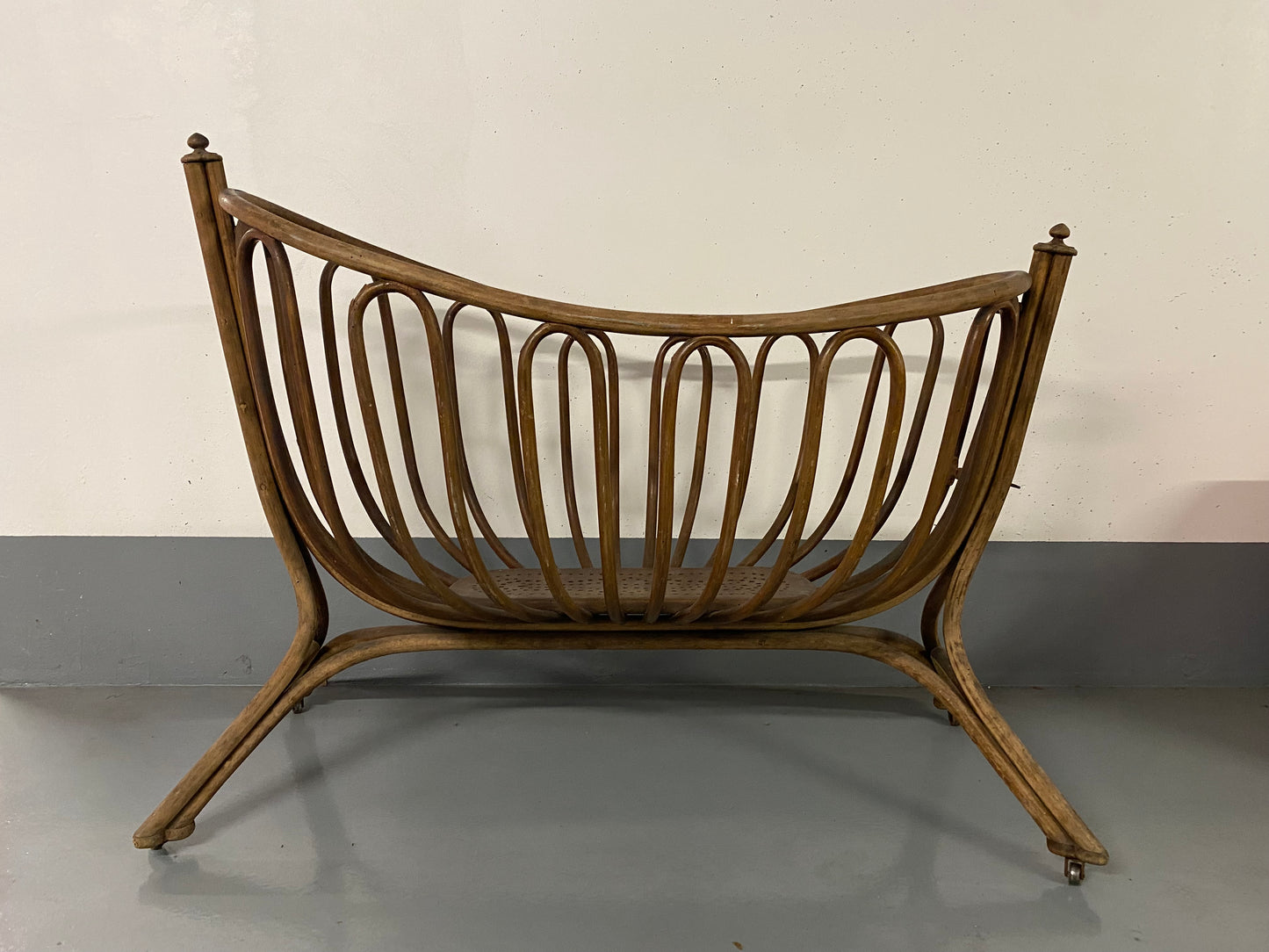 Berceau à bascule Thonet en bois courbé vintage