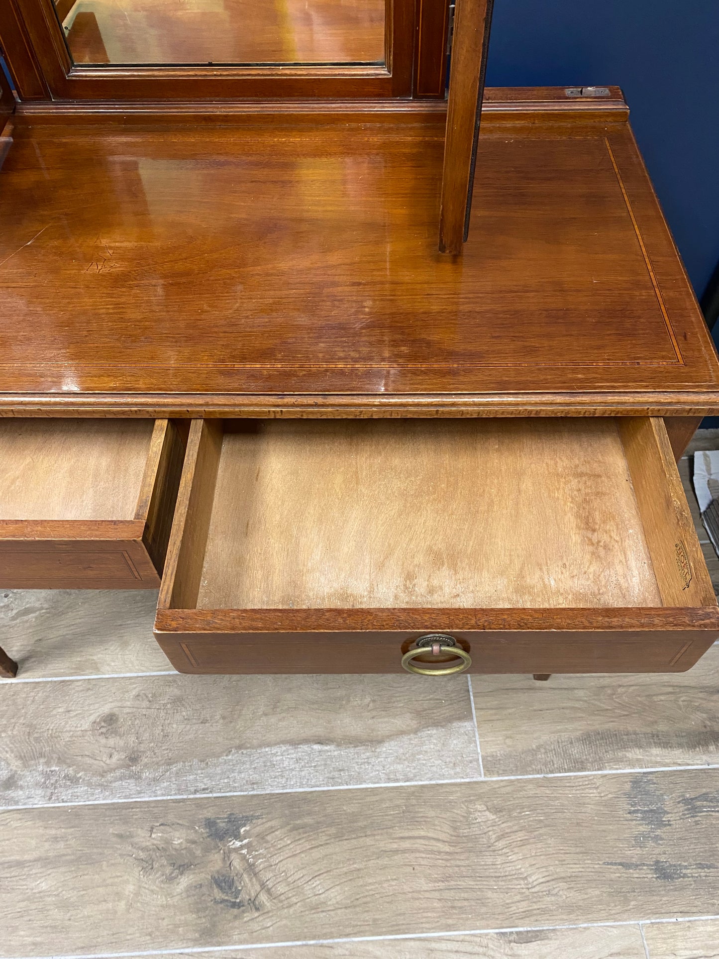 Coiffeuse vintage, miroir triptyque et lampes pampilles