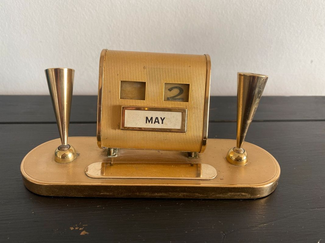 Calendrier perpétuel art déco en laiton
