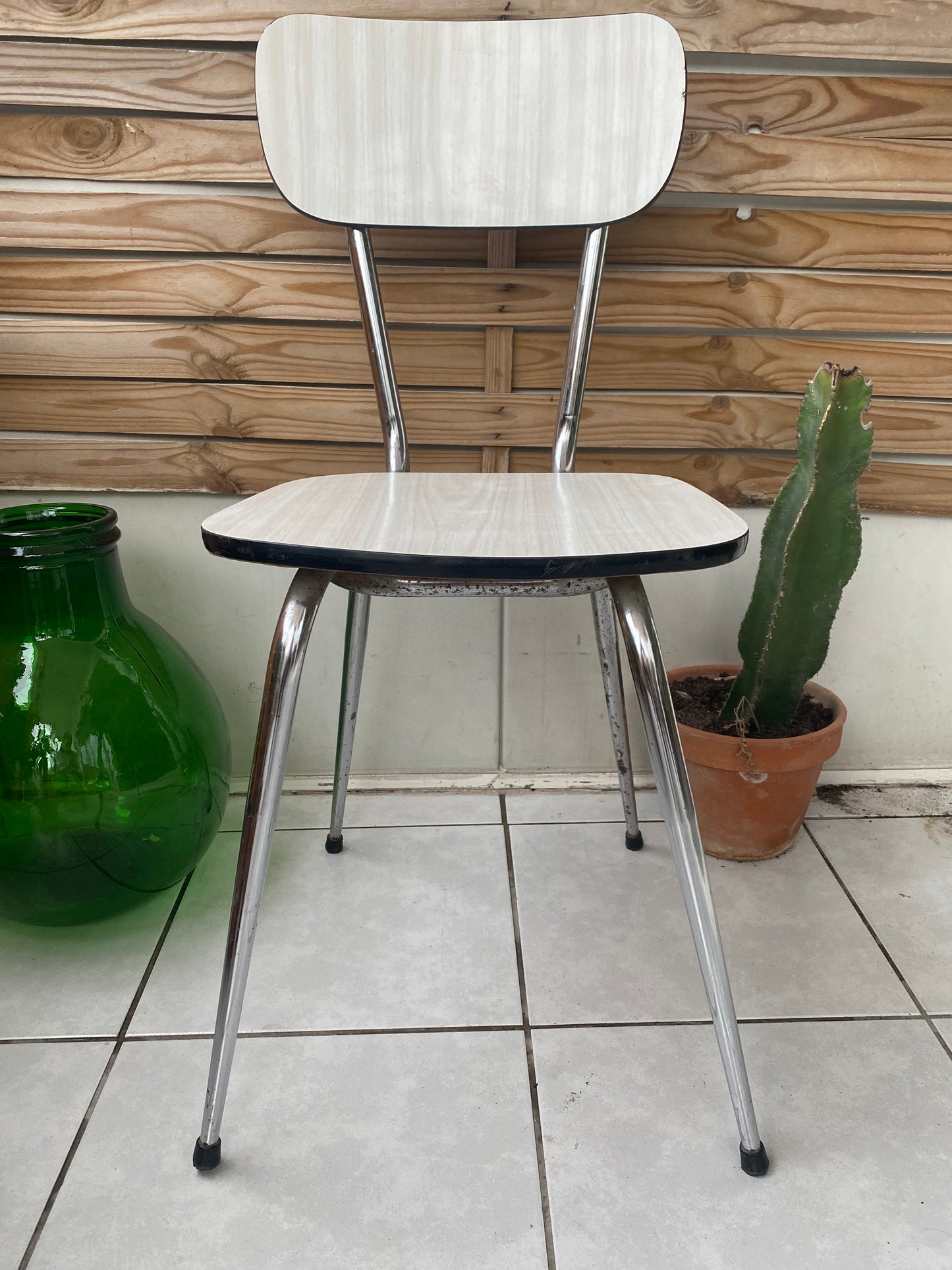 Chaise en formica blanche