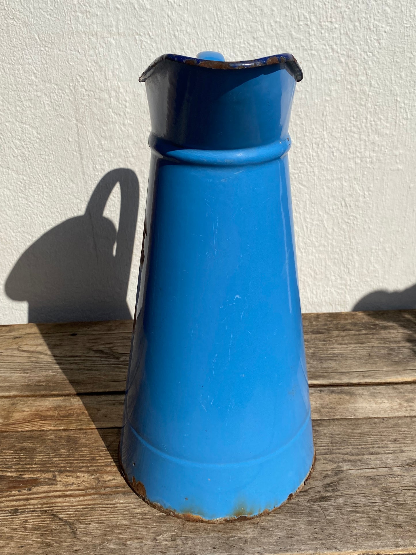 Ancien broc émaillé bleu clair