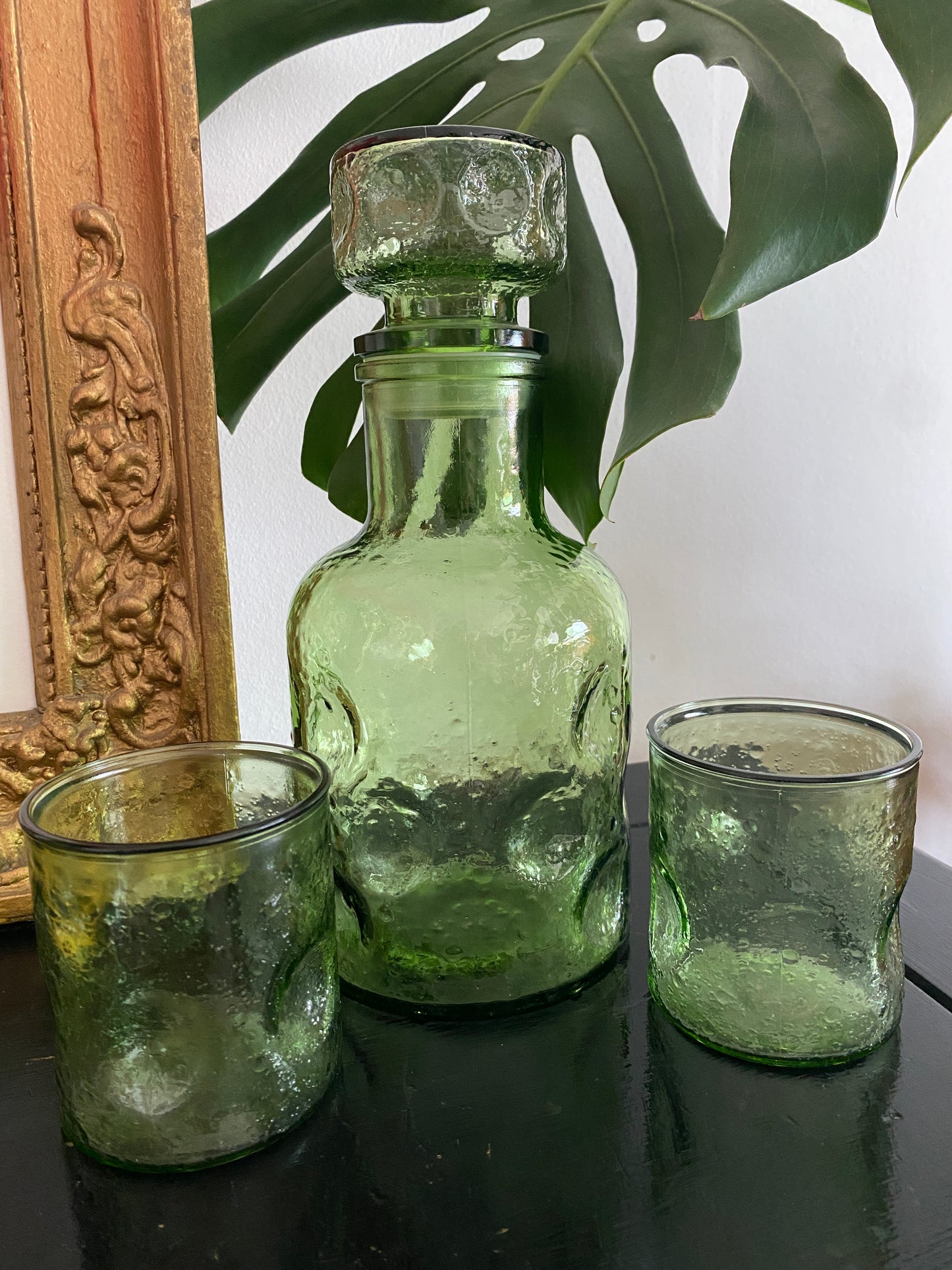 Carafe et verres en verre moulé