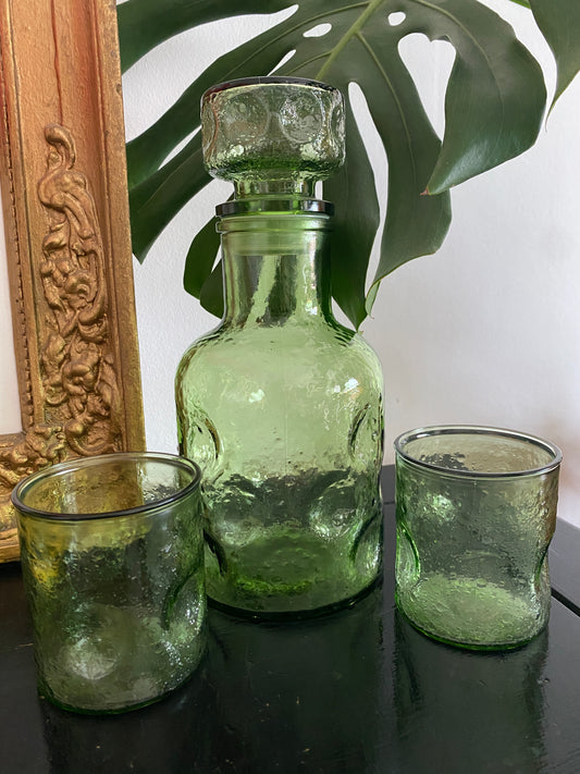 Carafe et verres en verre moulé