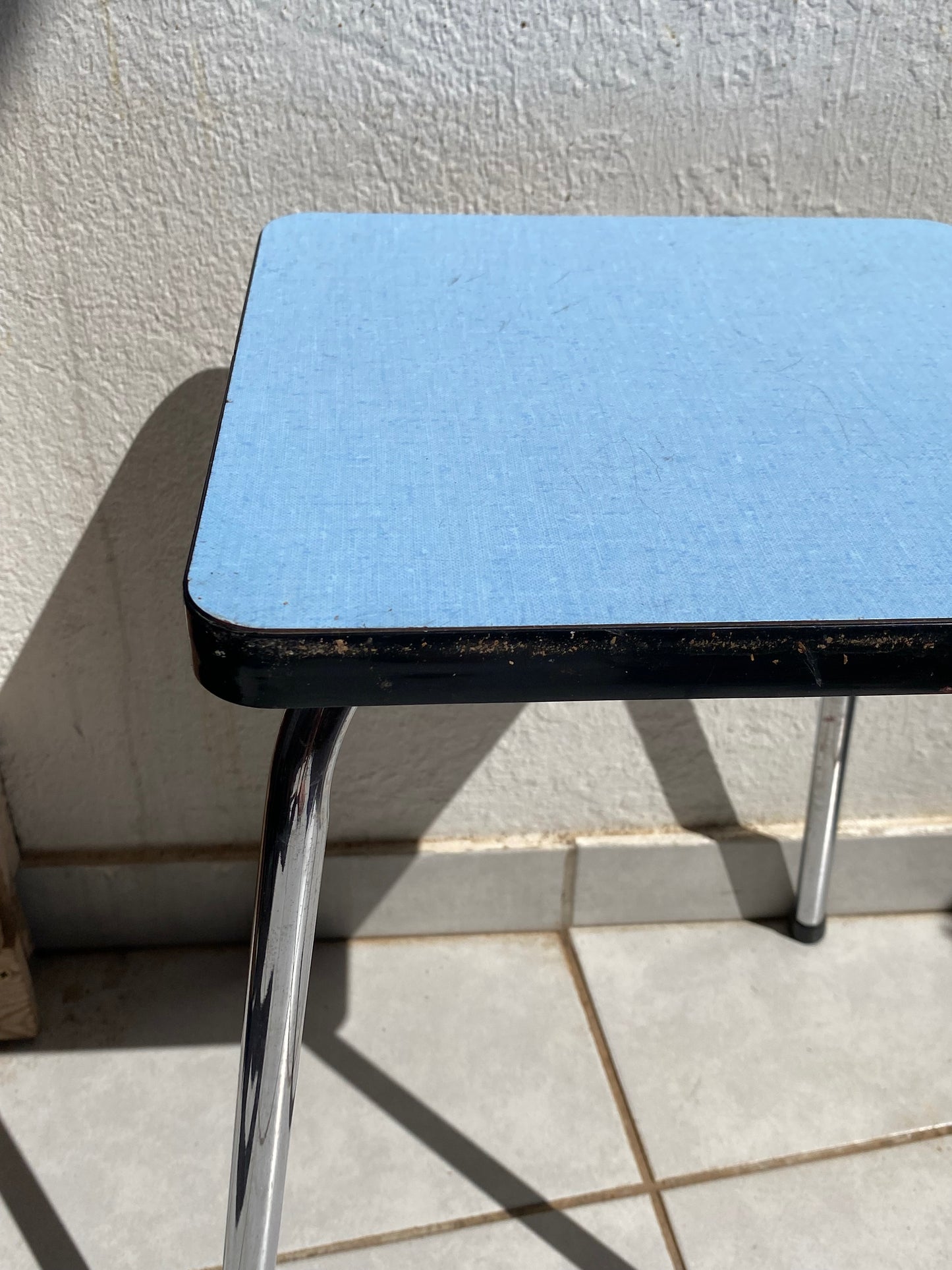 Tabouret en formica bleu