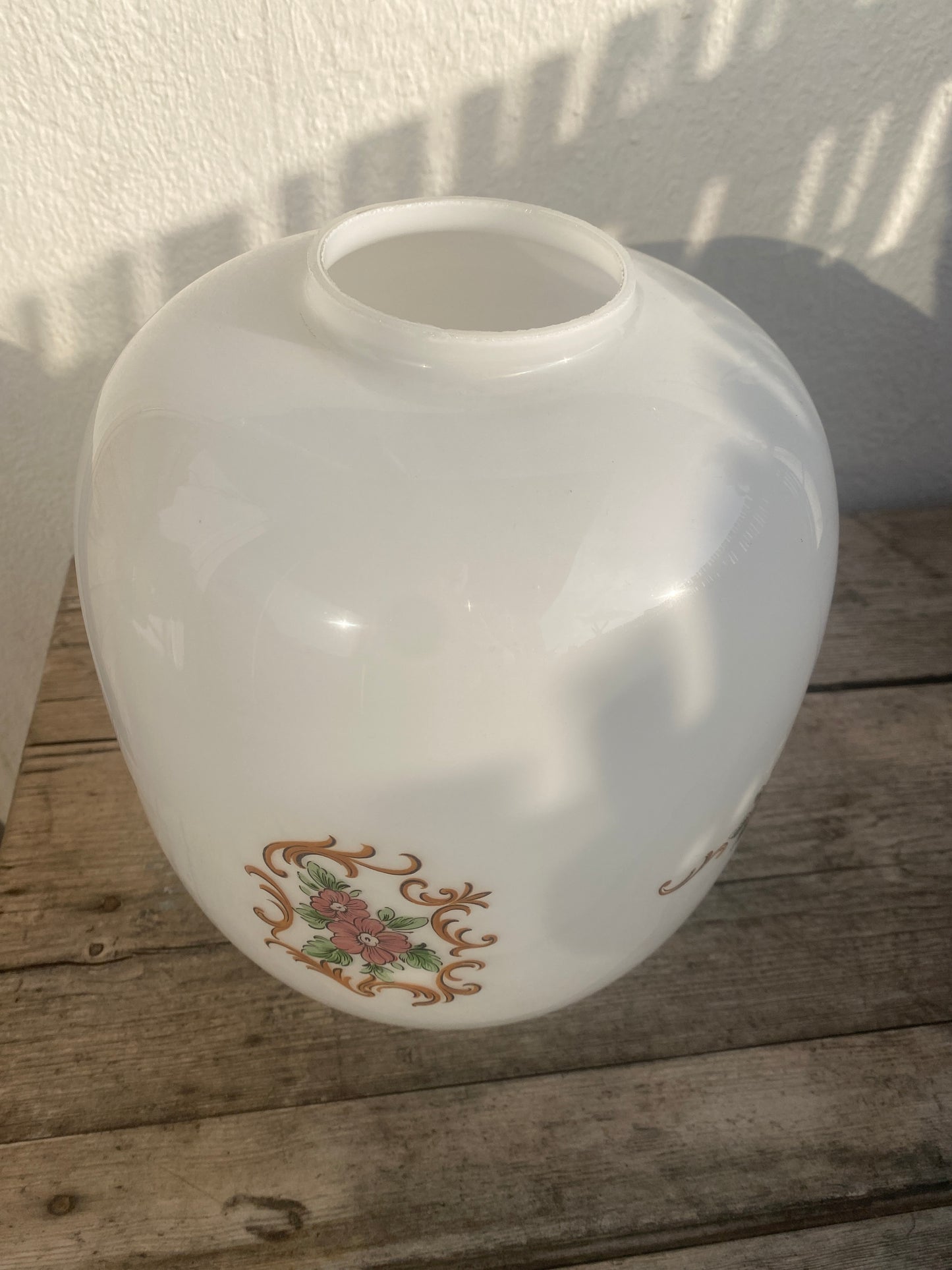 Baladeuse blanche vintage en opaline