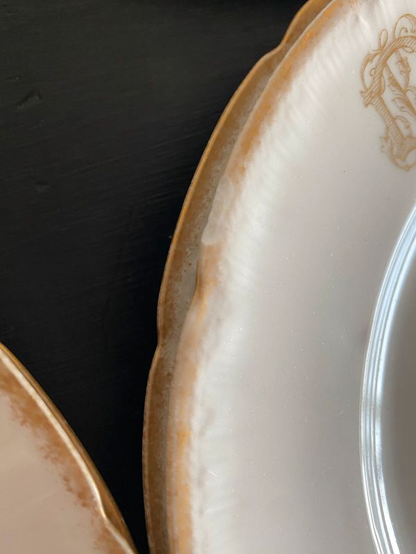 Assiettes 1880 Porcelaine et monogramme DK doré